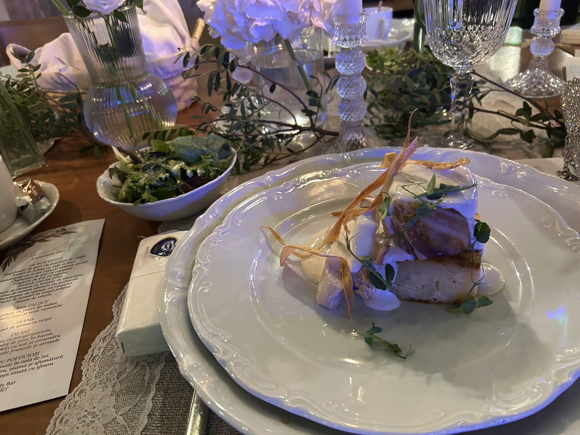 Pui cu piure și salată