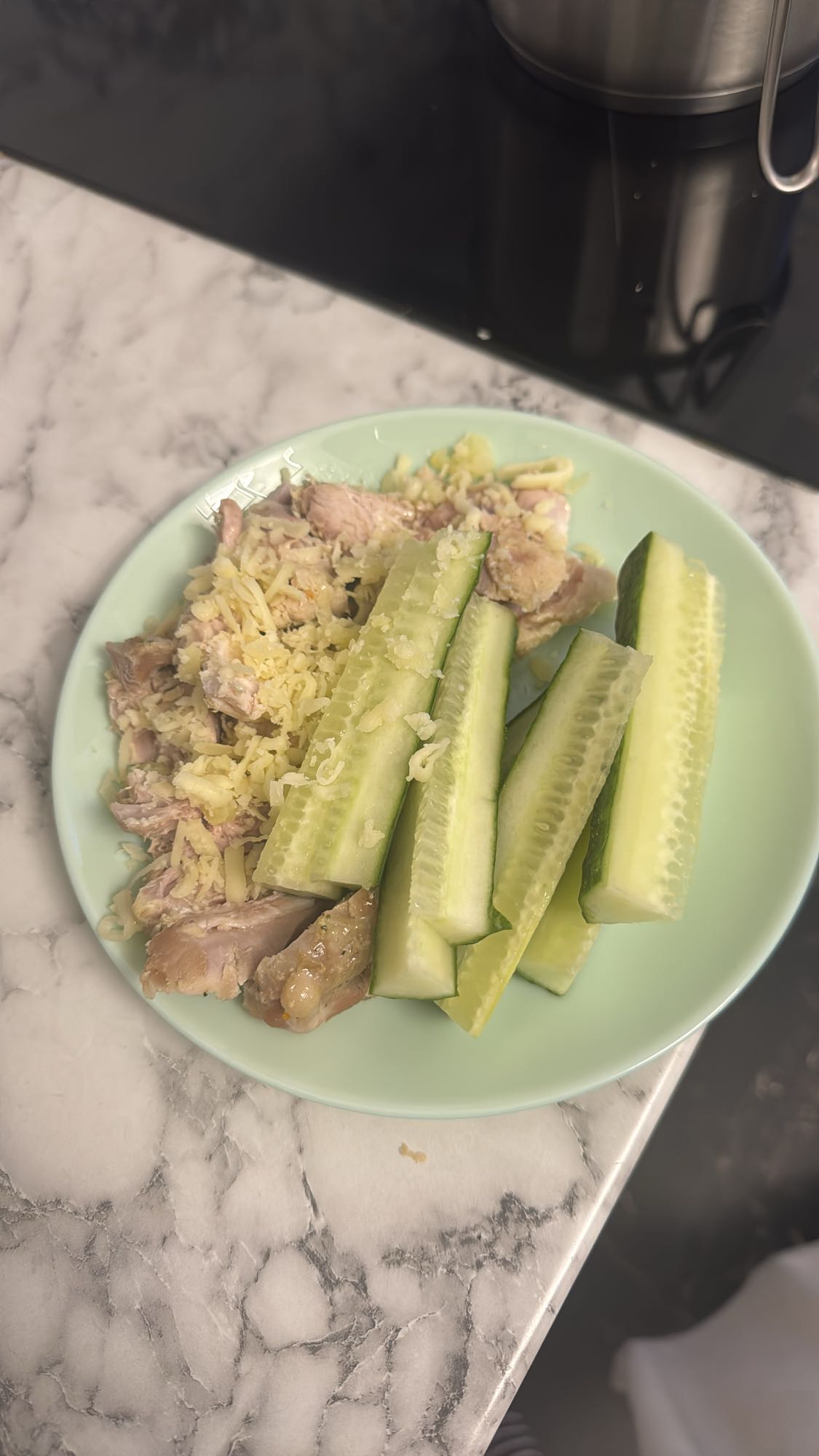 Курица с огурцами и сыром