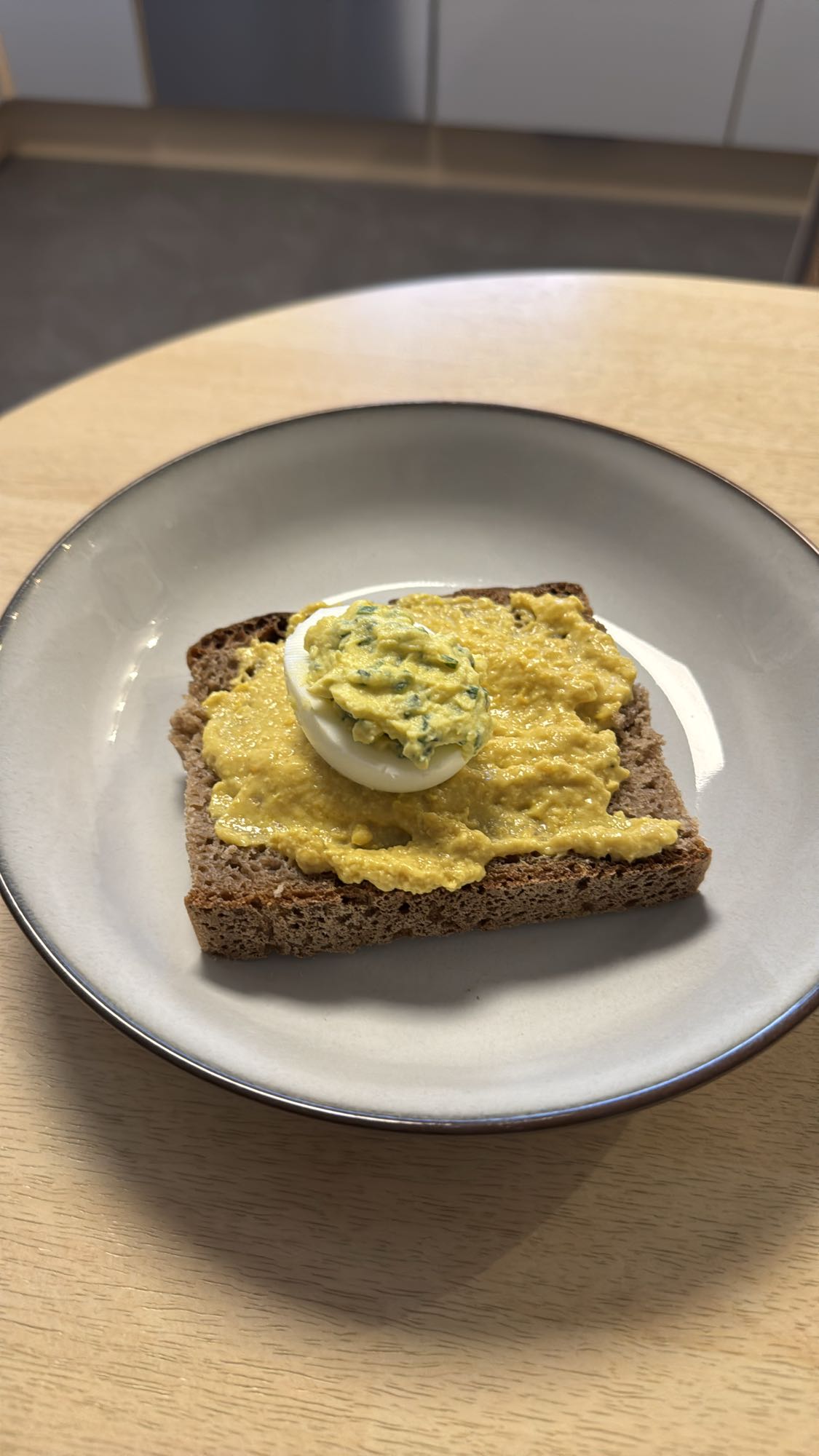 Sauerteigbrot mit Gemüseaufstrich und halbem Ei