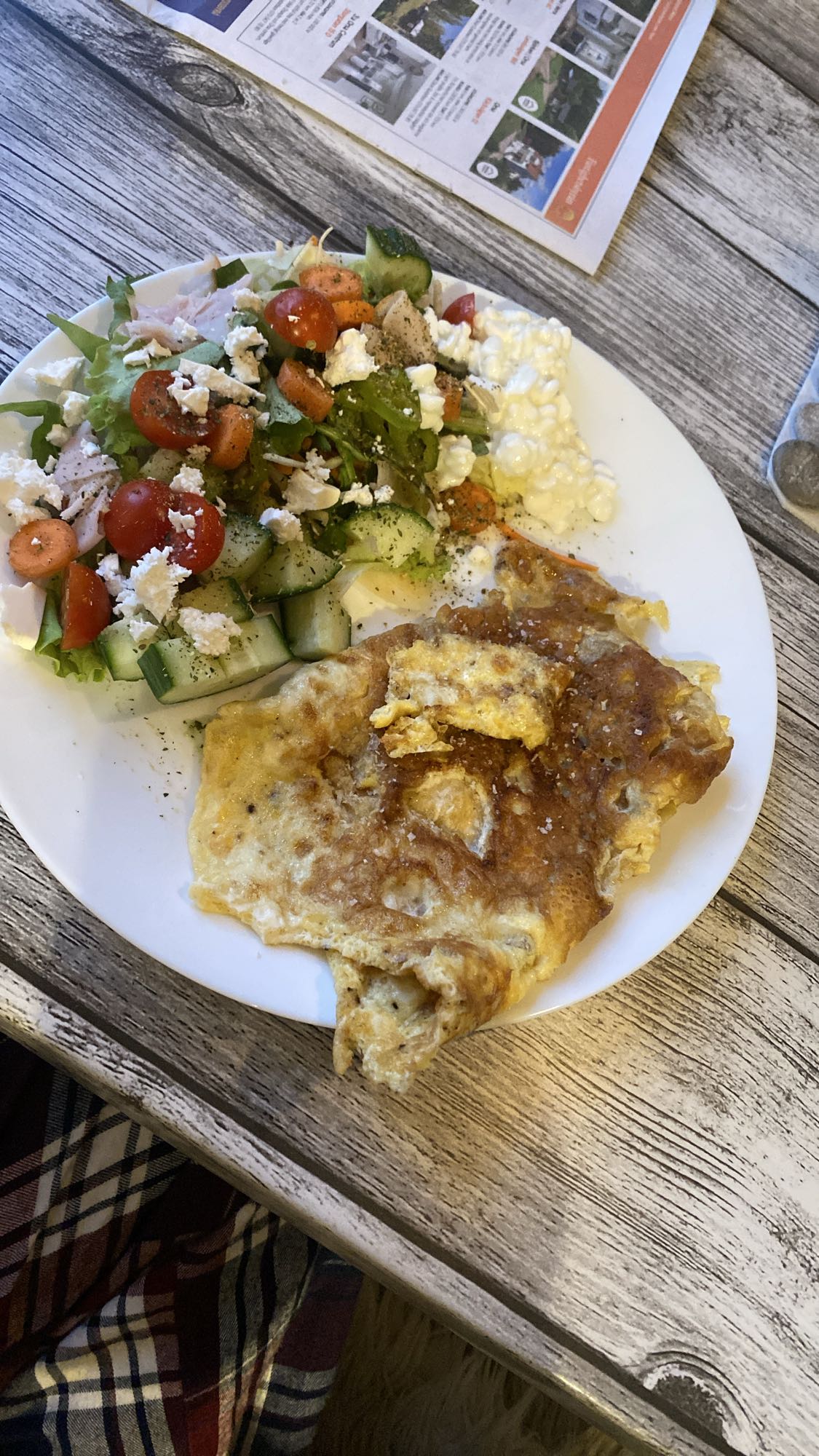 Omelett med sallad och keso