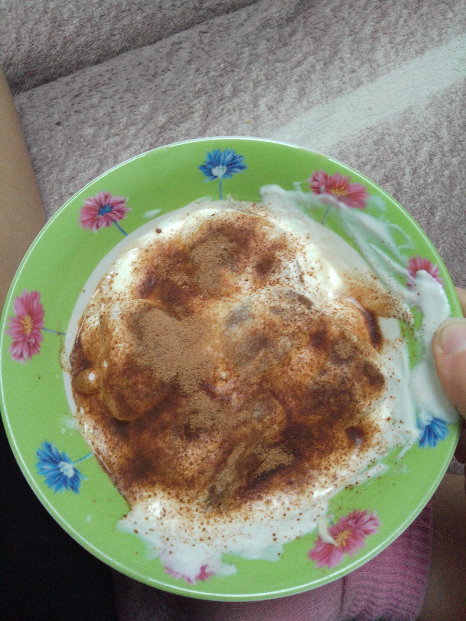 Yogurt with banana and cinnamon