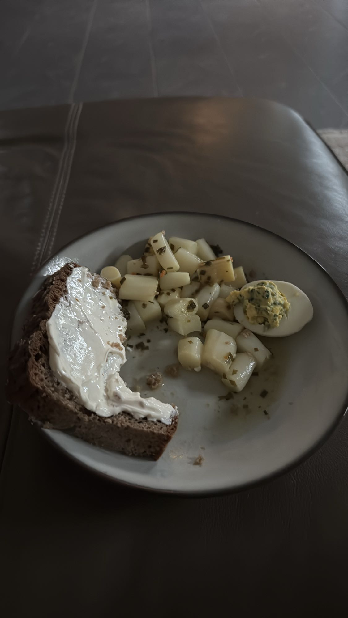 Sauerteigbrot mit Frischkäse, gefülltem Ei und Spargelsalat
