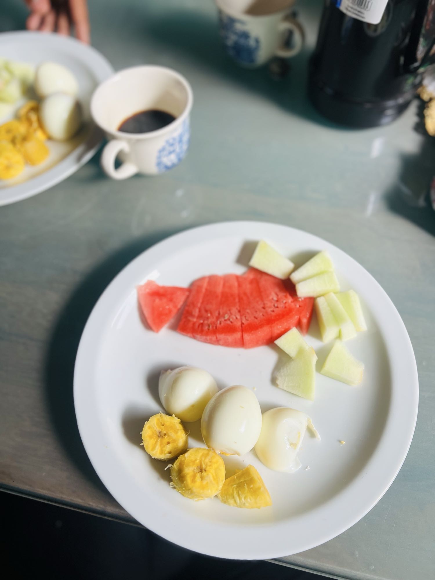 Café com ovos e frutas