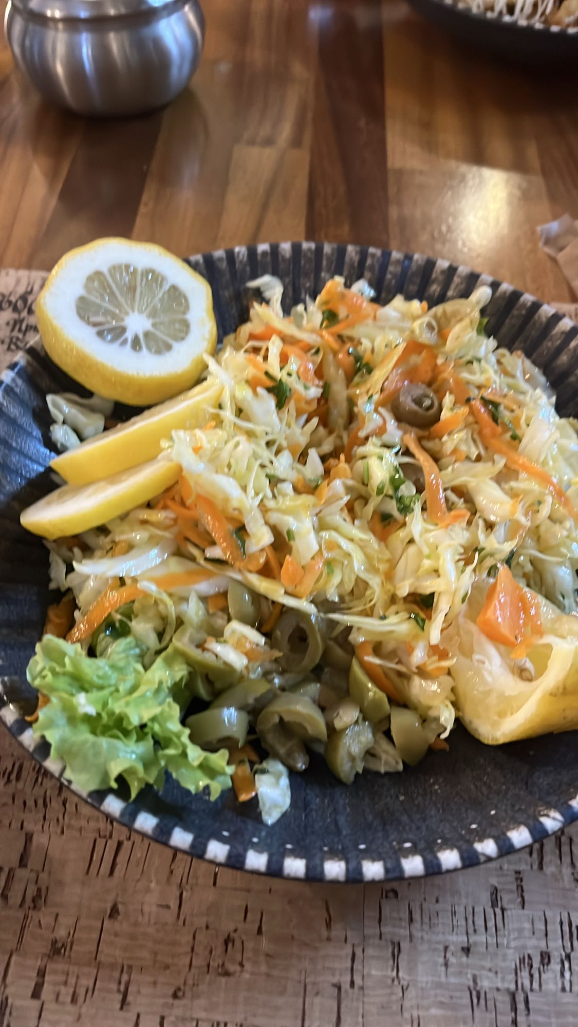 Зелена салата с лимон