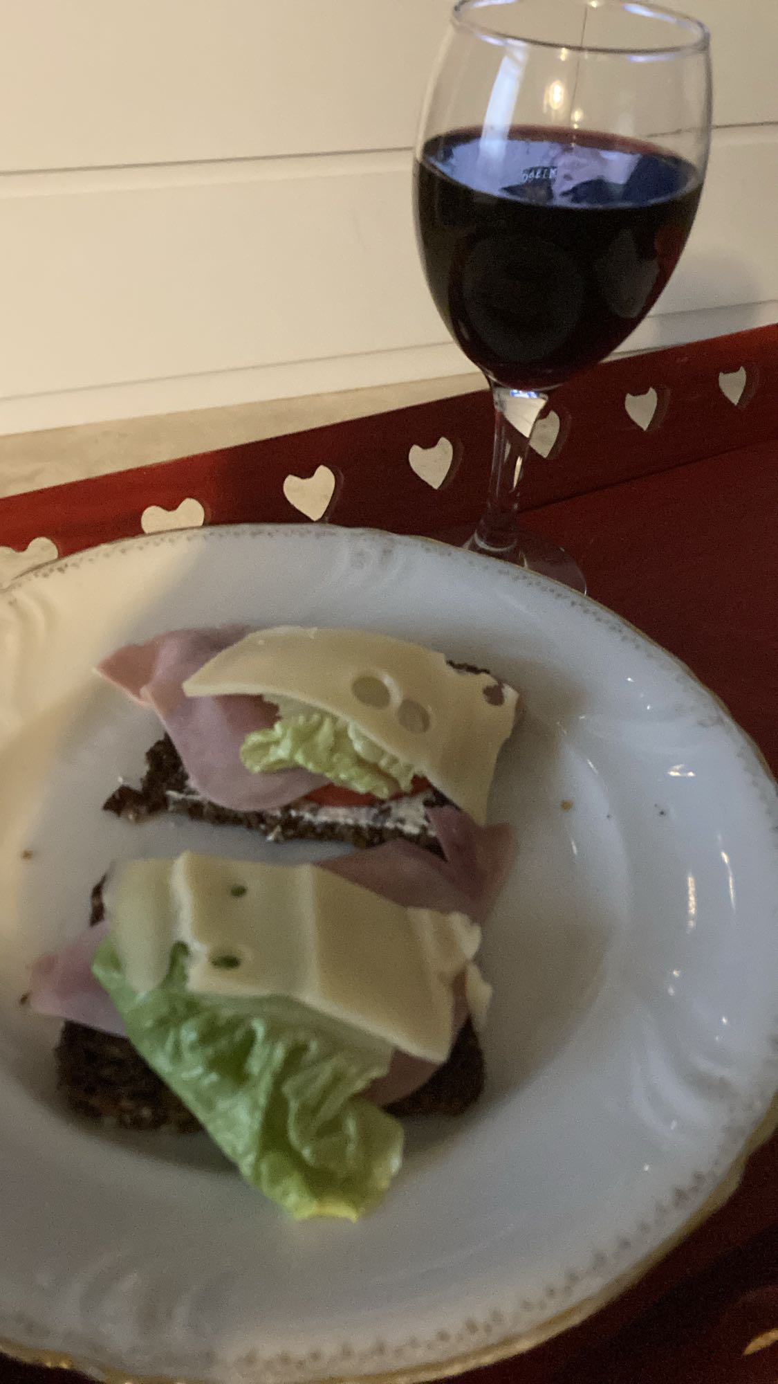 Smörgås med ost, skinka & vin