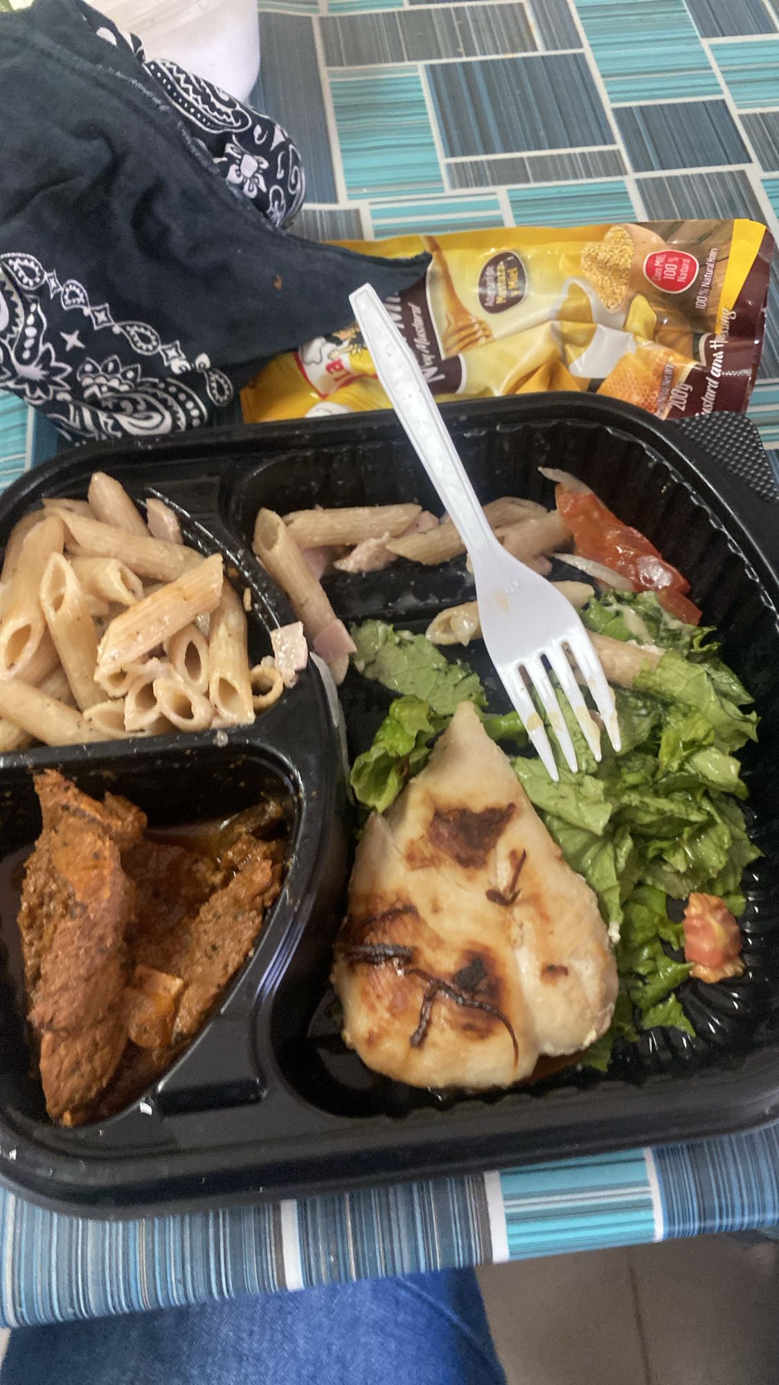 Pasta, pollo y ensalada