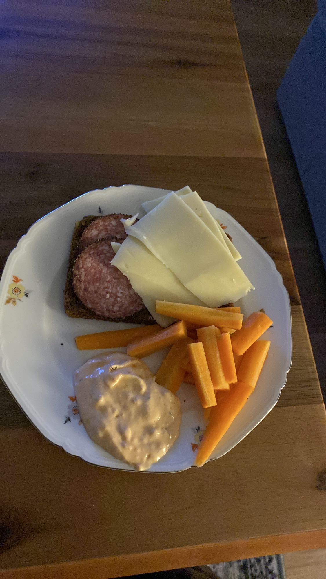 Smörgås med ost och morötter