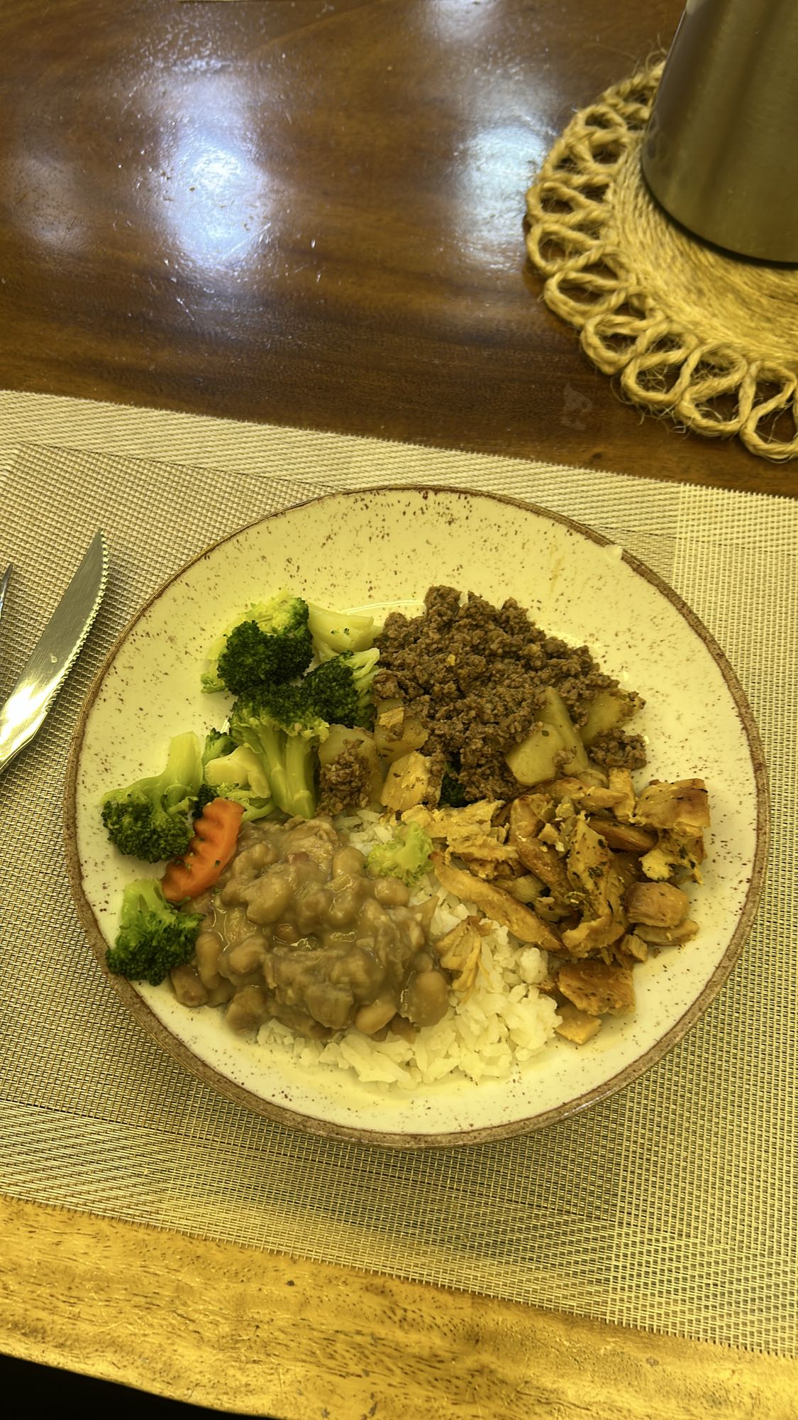 Prato de arroz, feijão e carnes