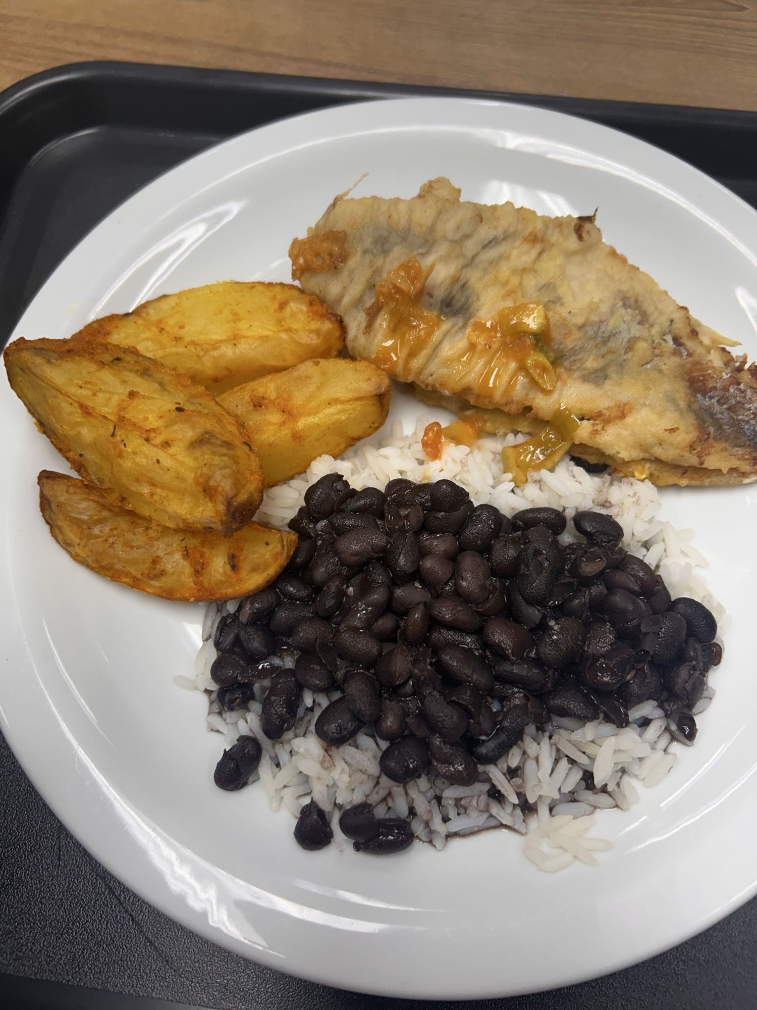 Peixe com arroz e feijão