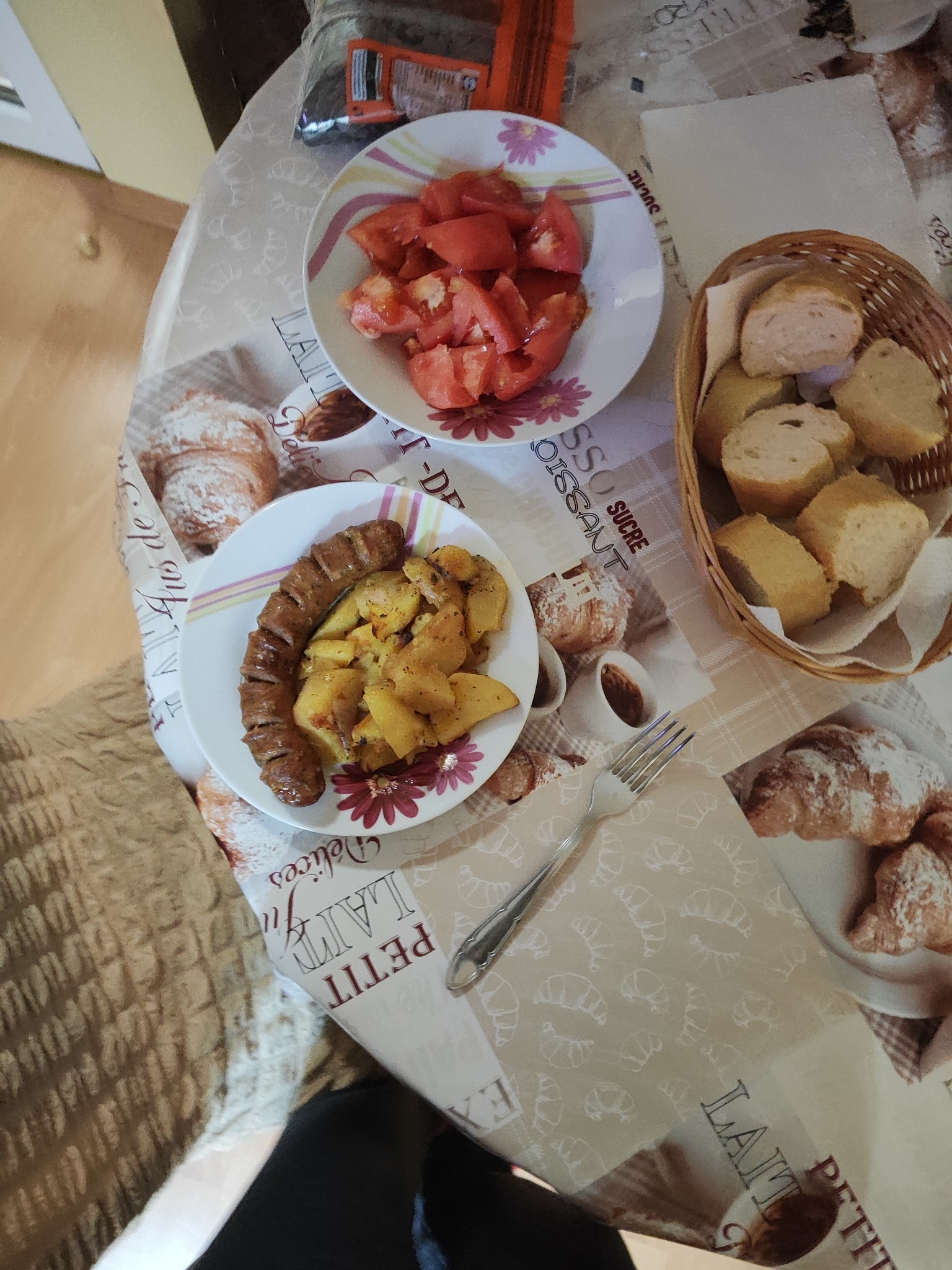 Sausage with potatoes & bread