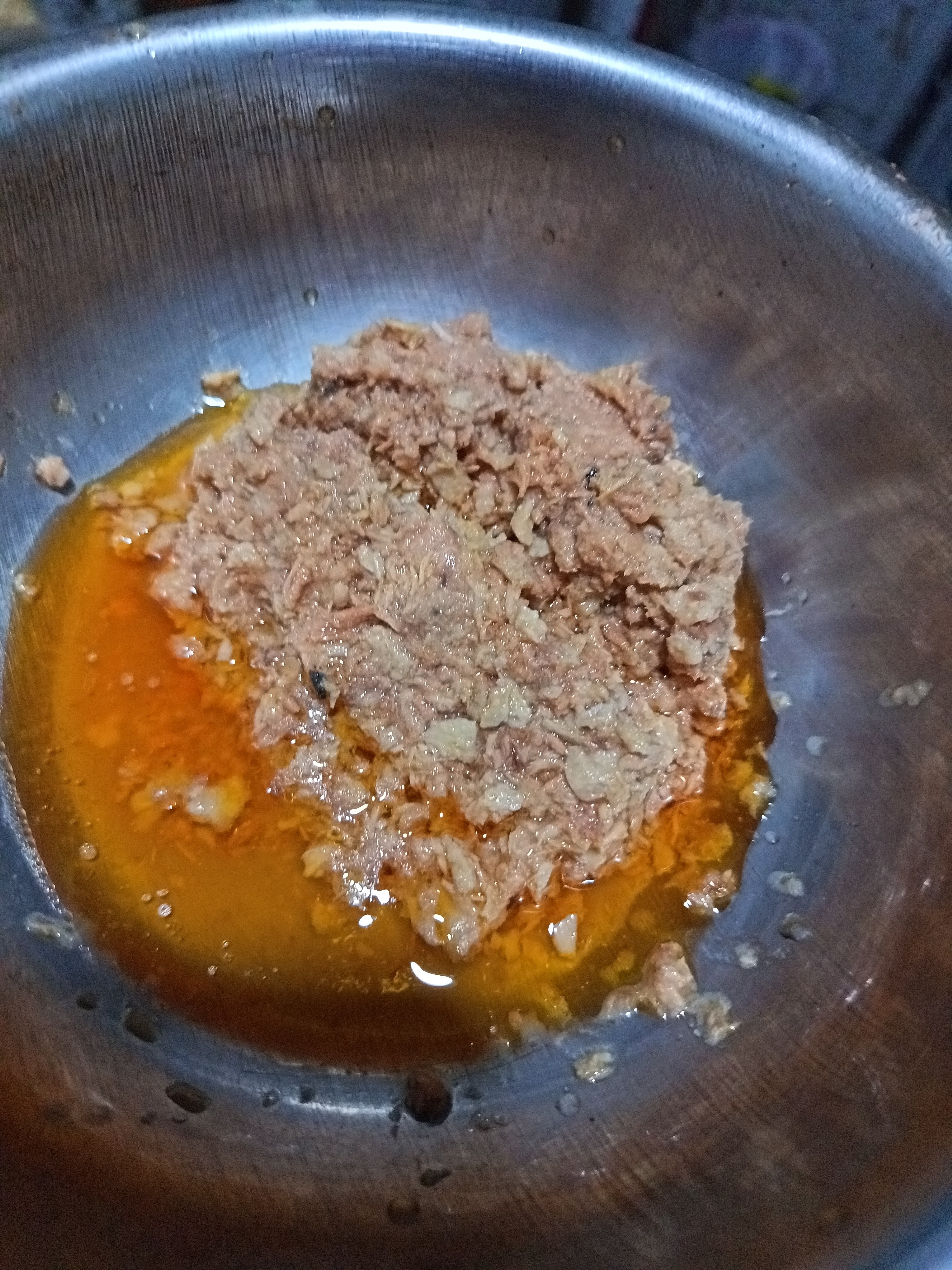 Canned tuna in oil