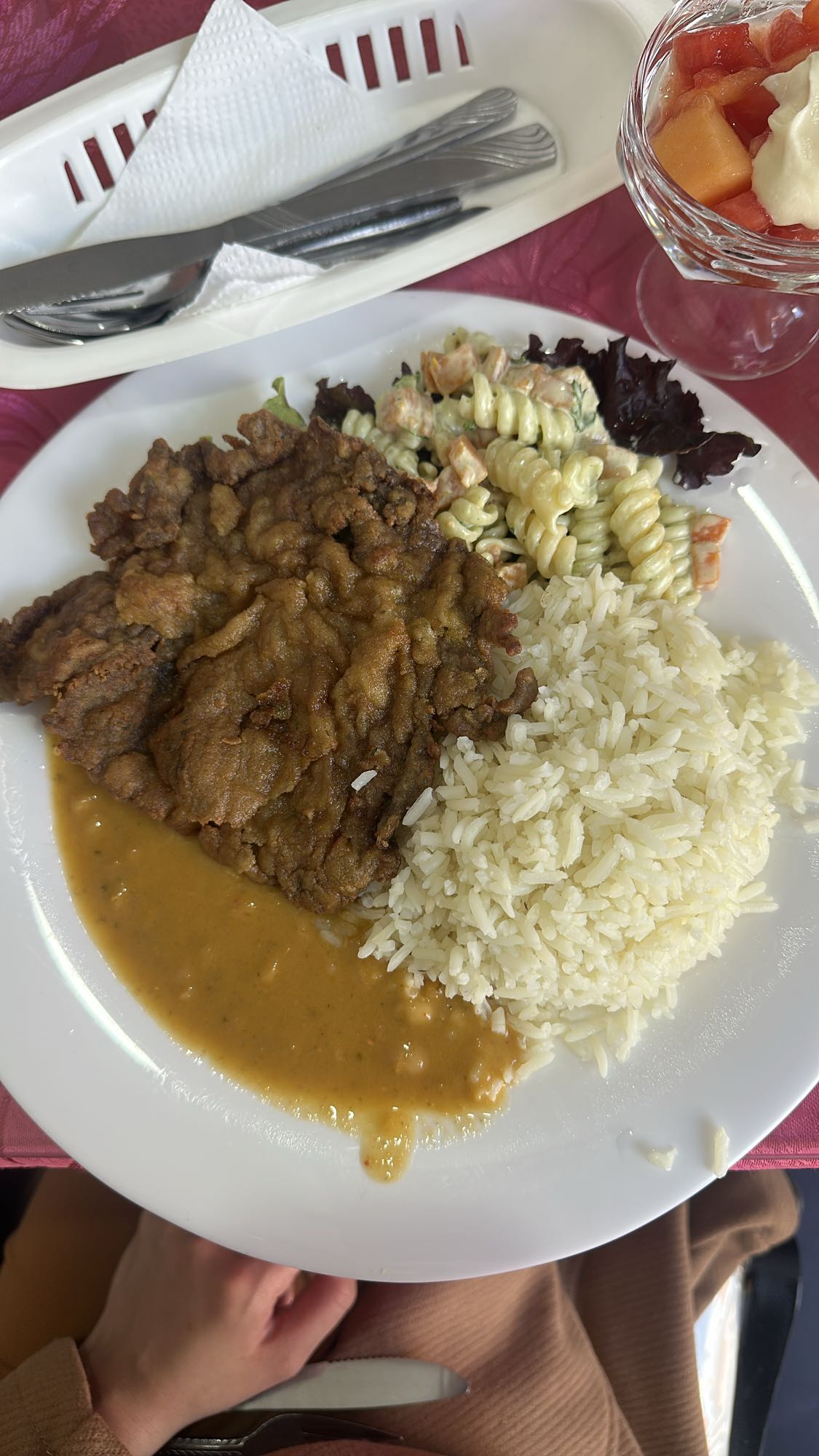 Arroz con carne empanizada