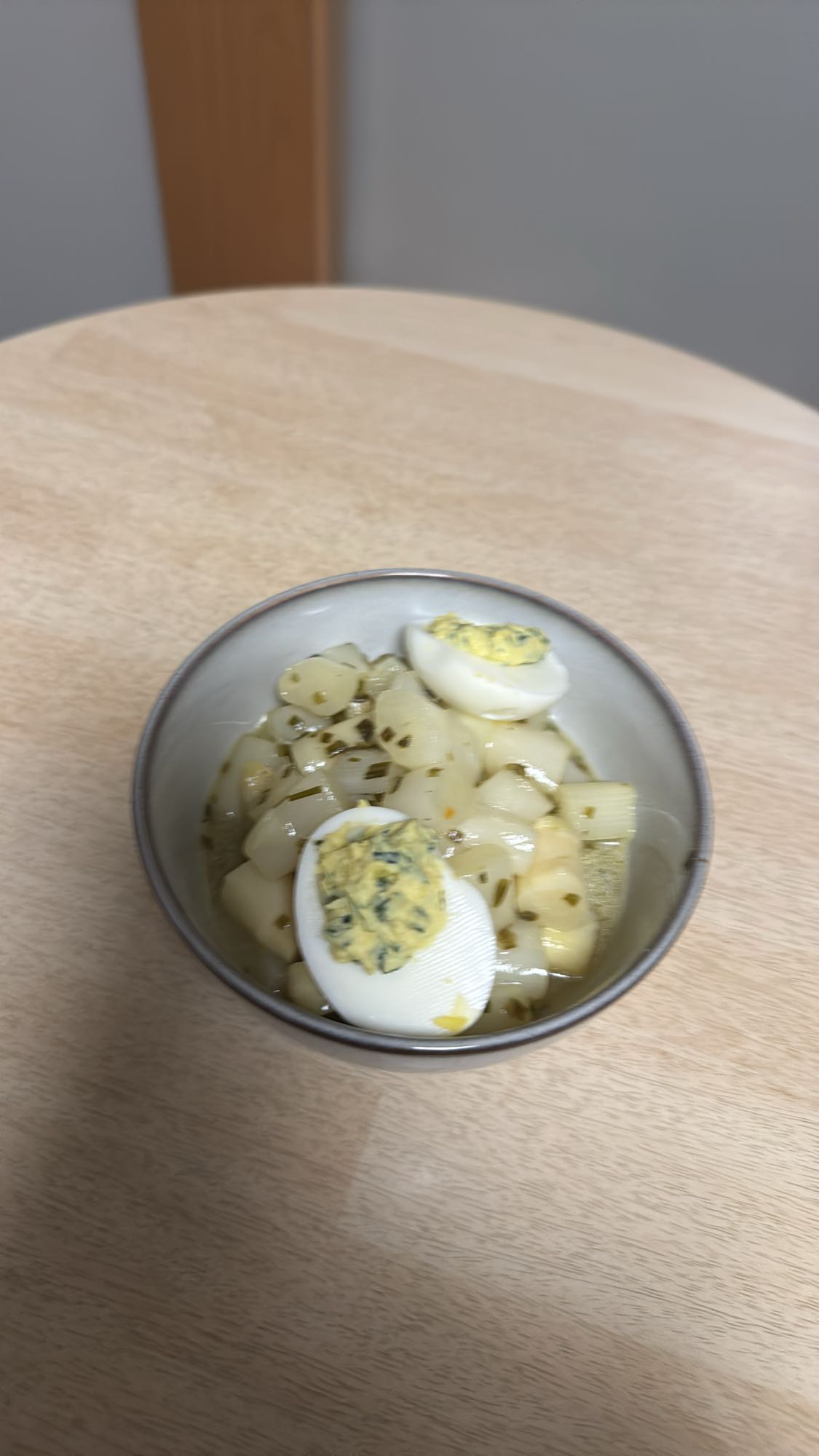 2 gefüllte Eier mit Spargelsalat