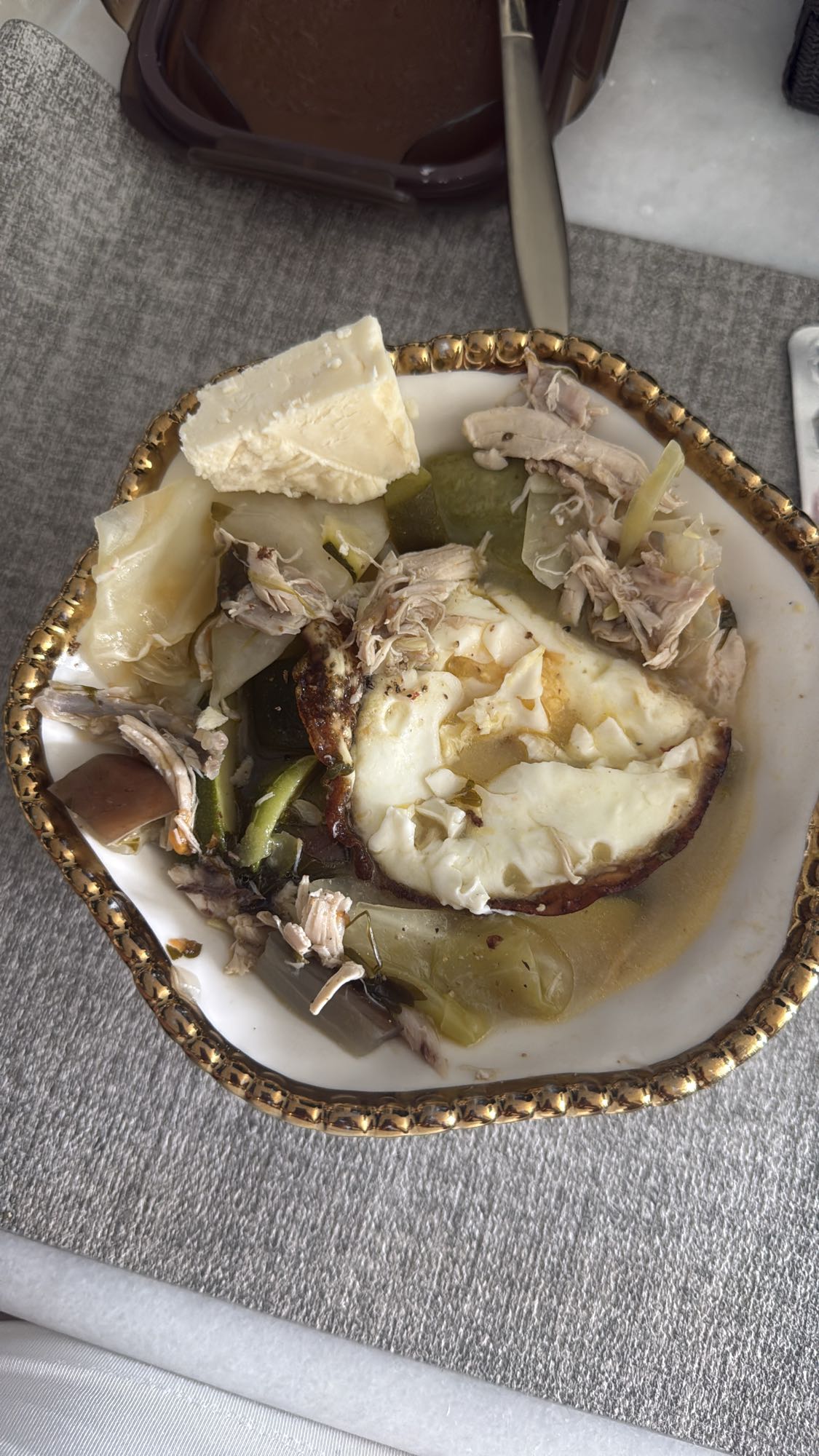 plato con pollo y huevo