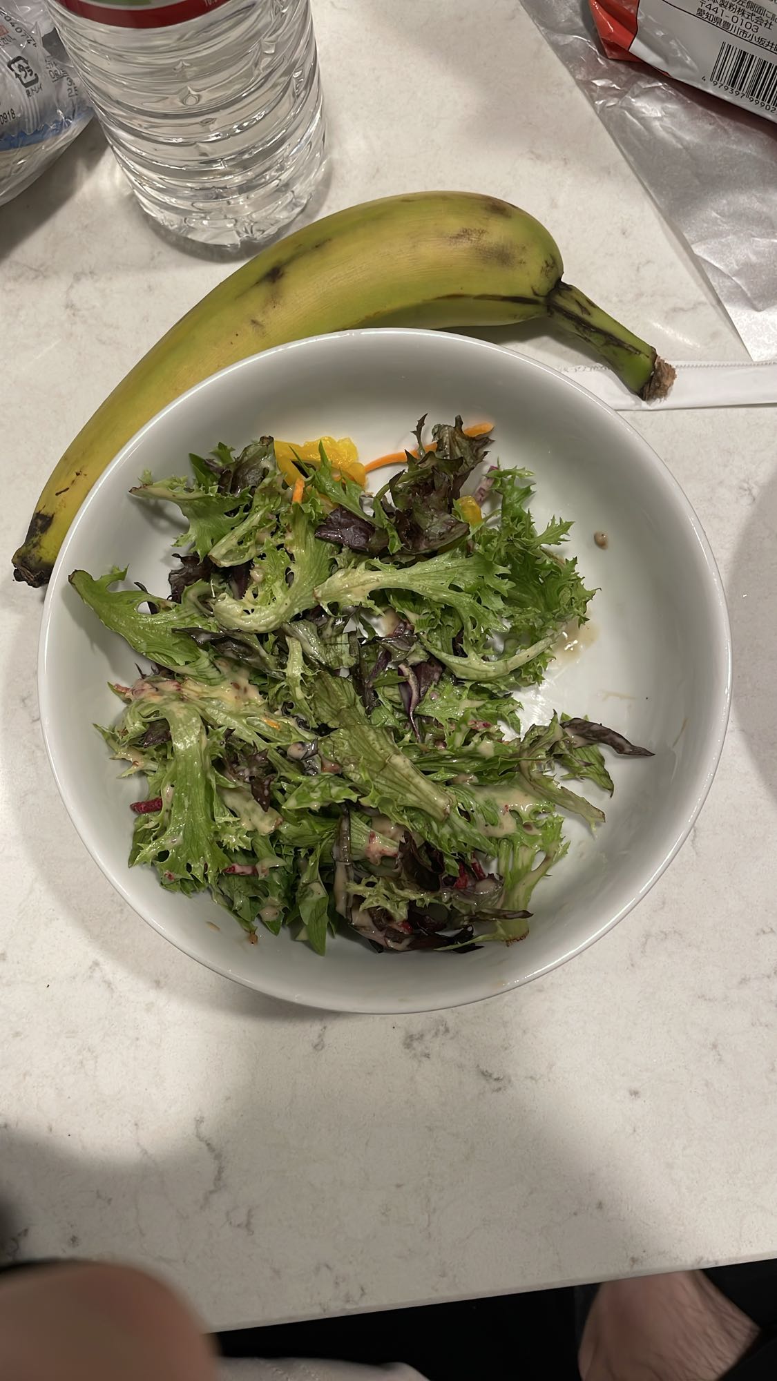 サラダとバナナ