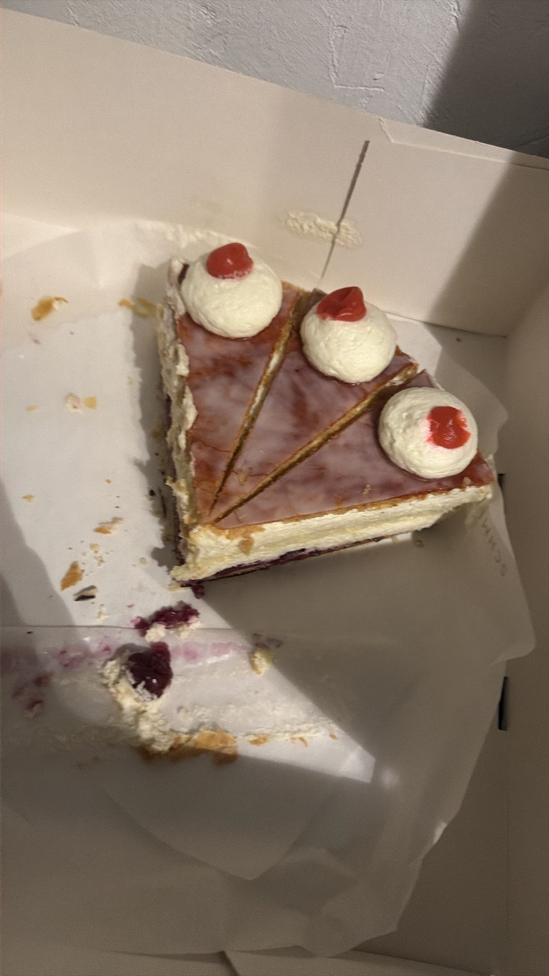 Ciasto z kremem i wiśniami