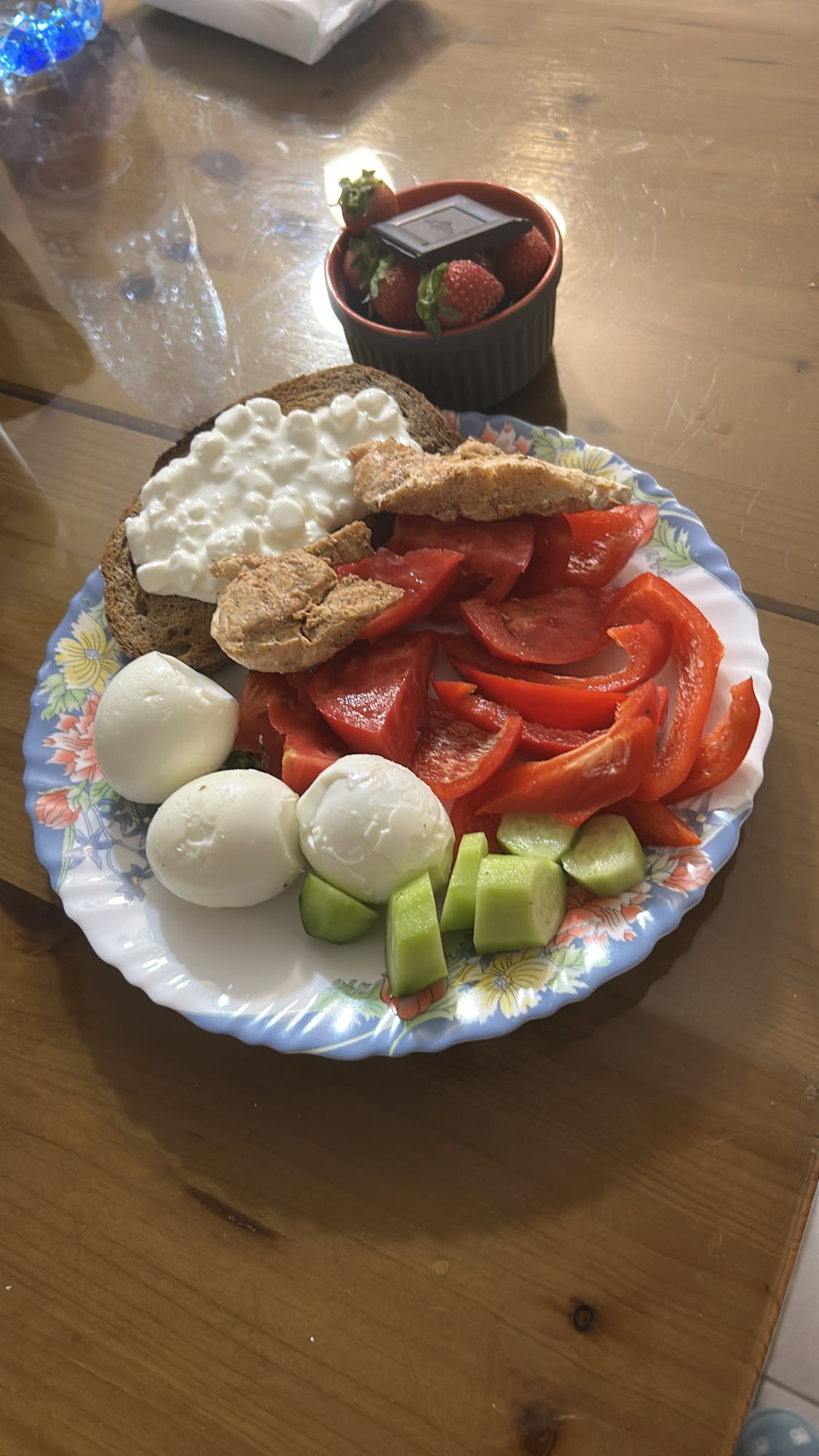 Mic dejun bogat cu ouă, pui și fructe