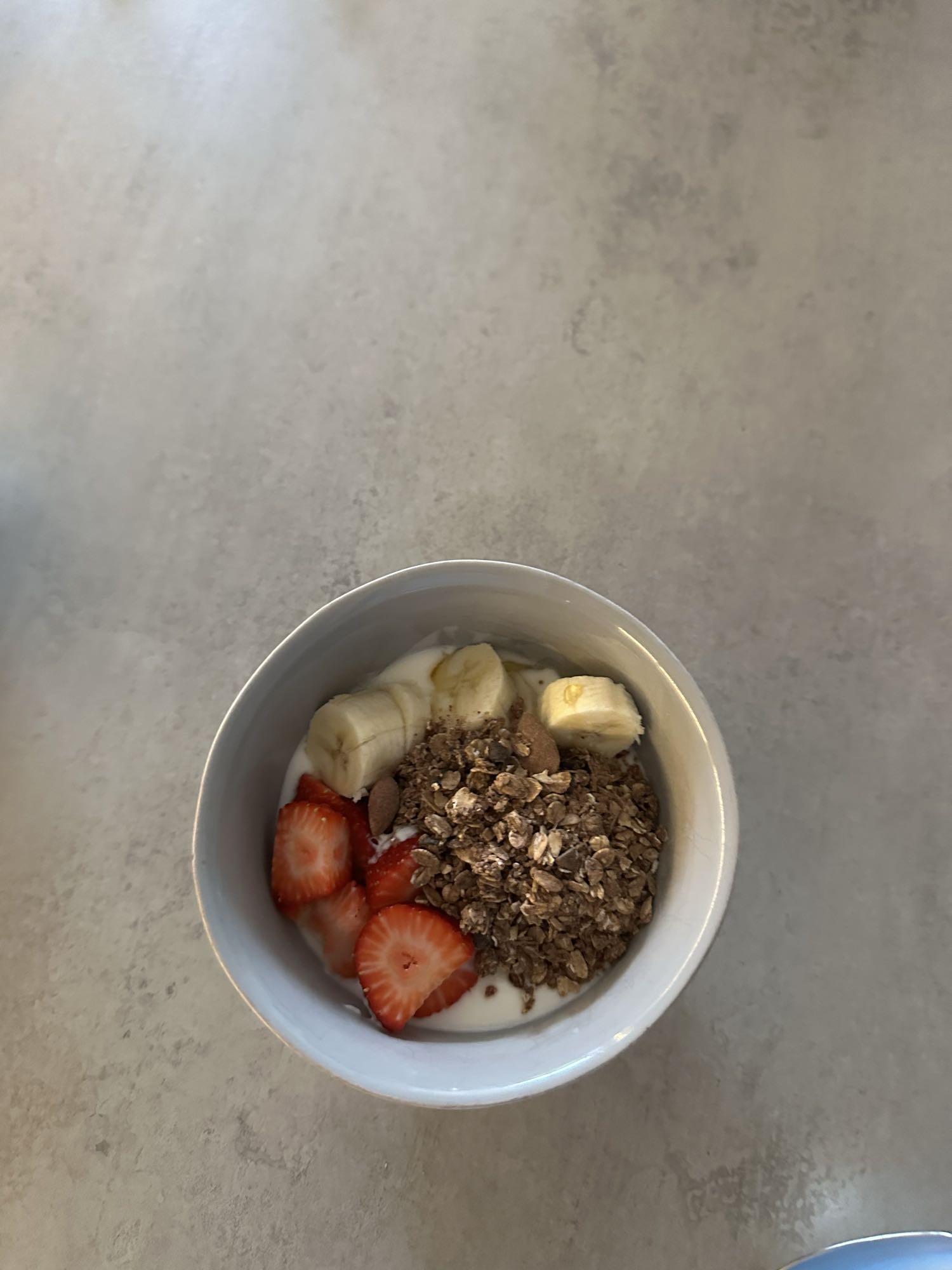 Yogur con frutas y granola