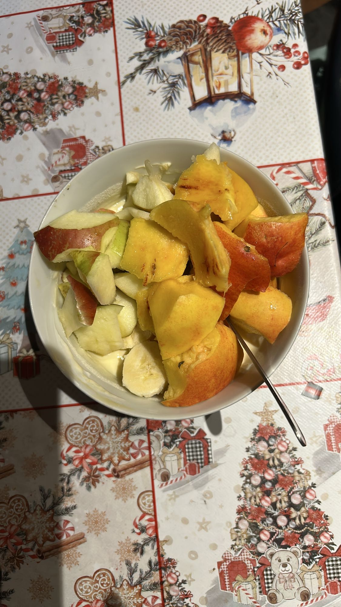 Iaurt grecesc cu pudră proteică, măr, nectarină și banană