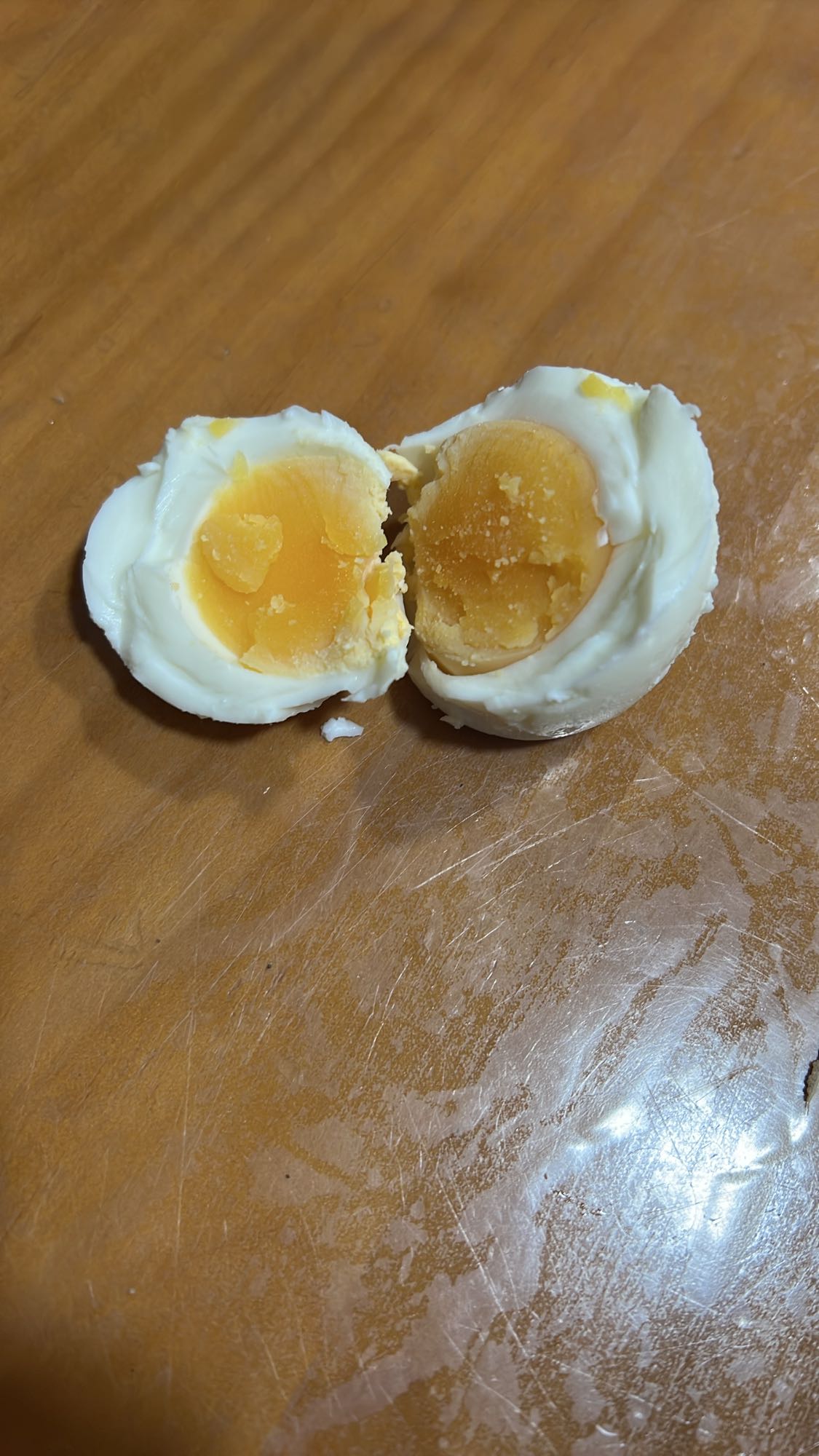 huevo cocido partido