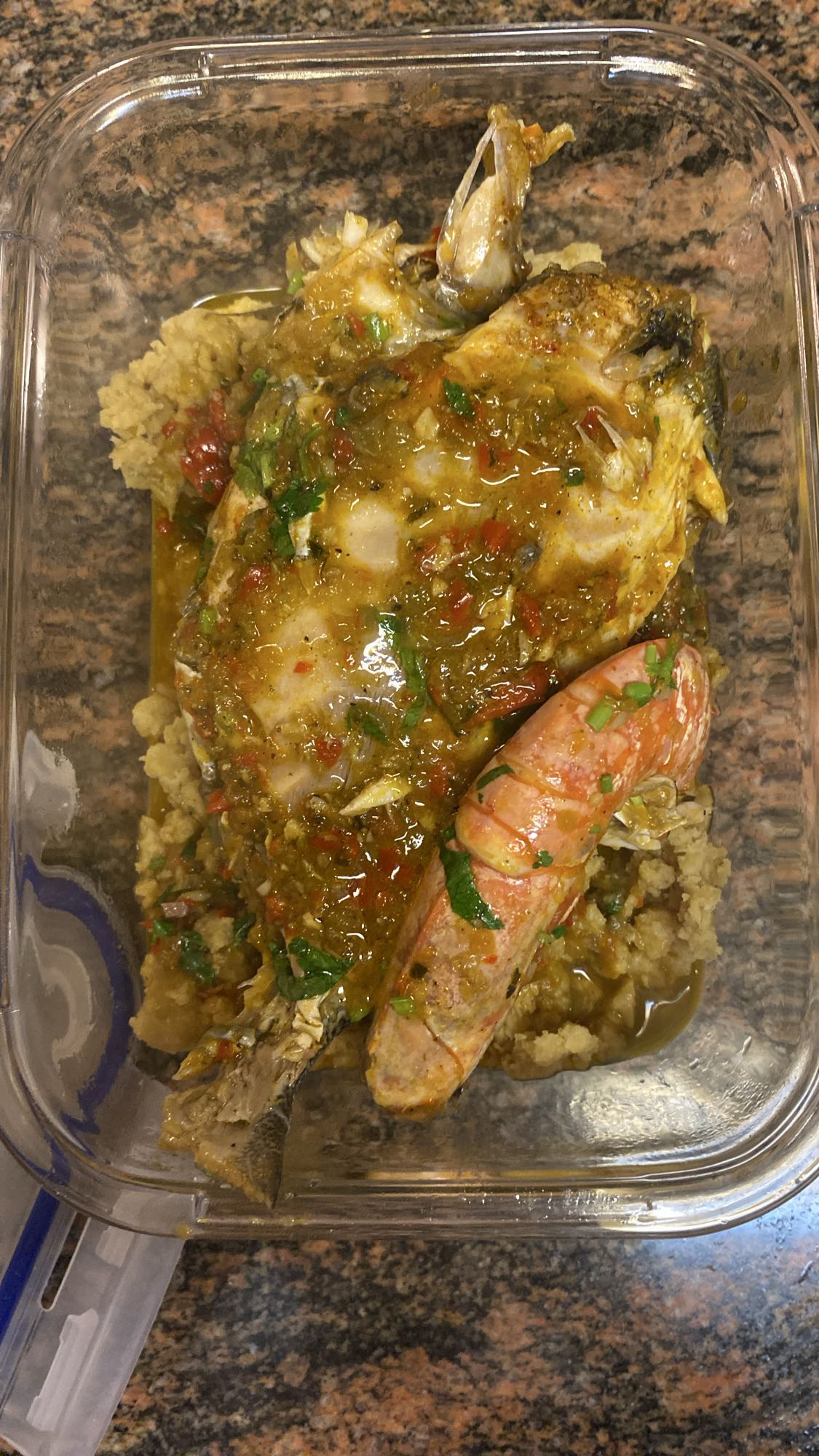 pescado guisado con plátano macho verde hervido