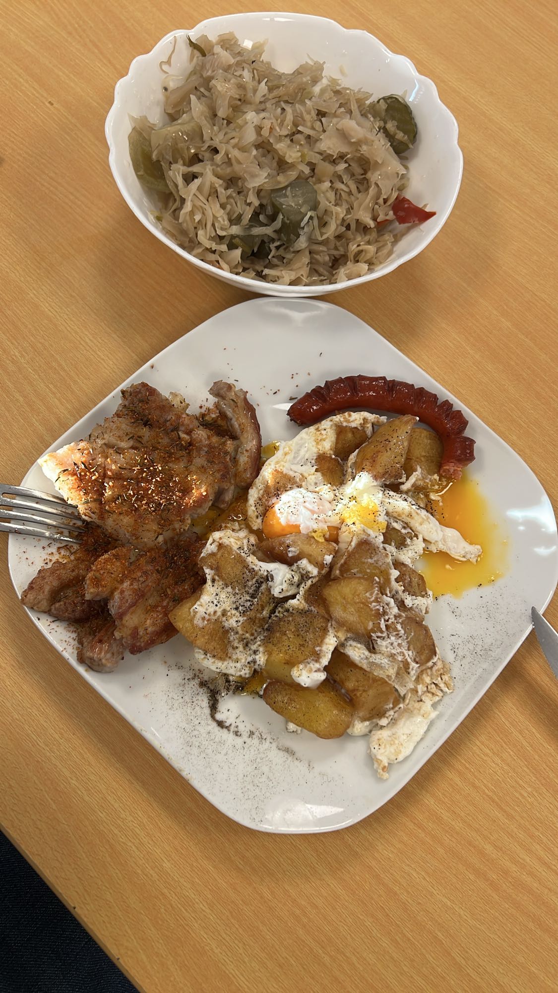 Friptură cu ou, cartofi și varză