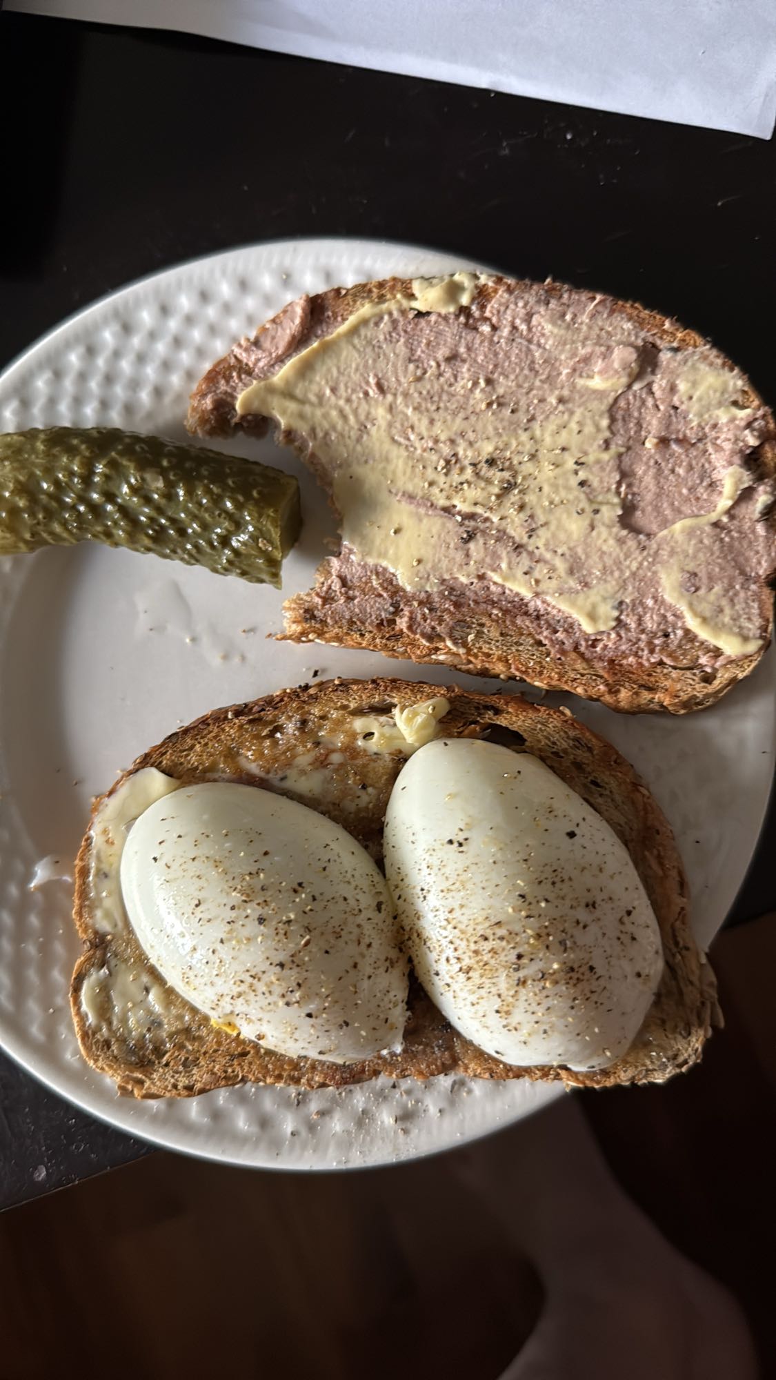 Sandviș cu ou și pate