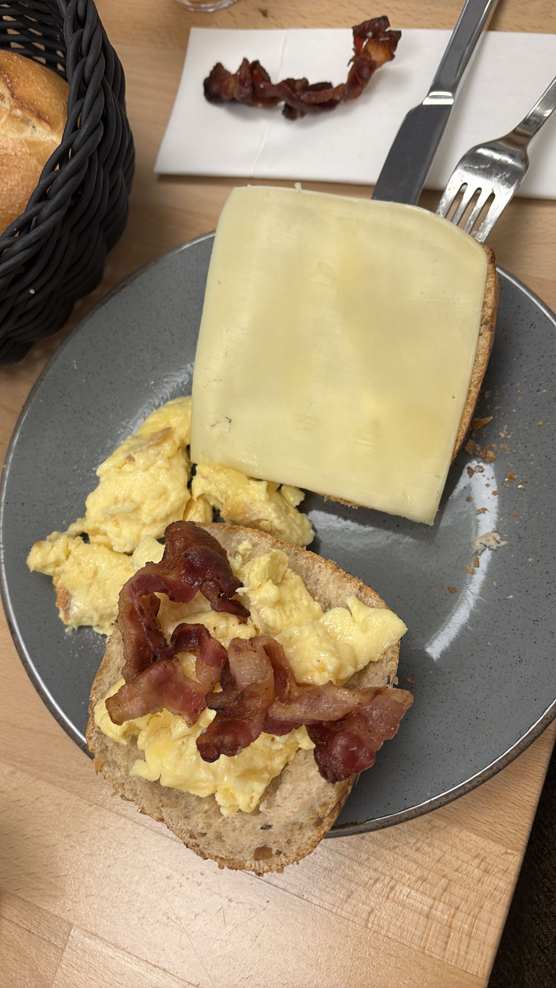 Bacon-Ei-Käse-Brötchen