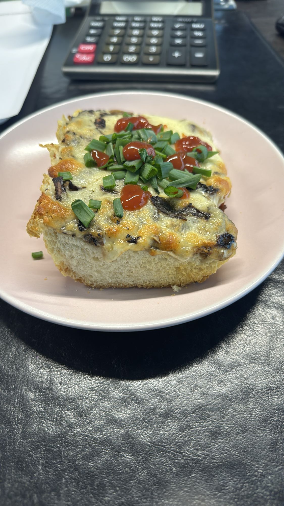 Grzanka z serem i szczypiorkiem