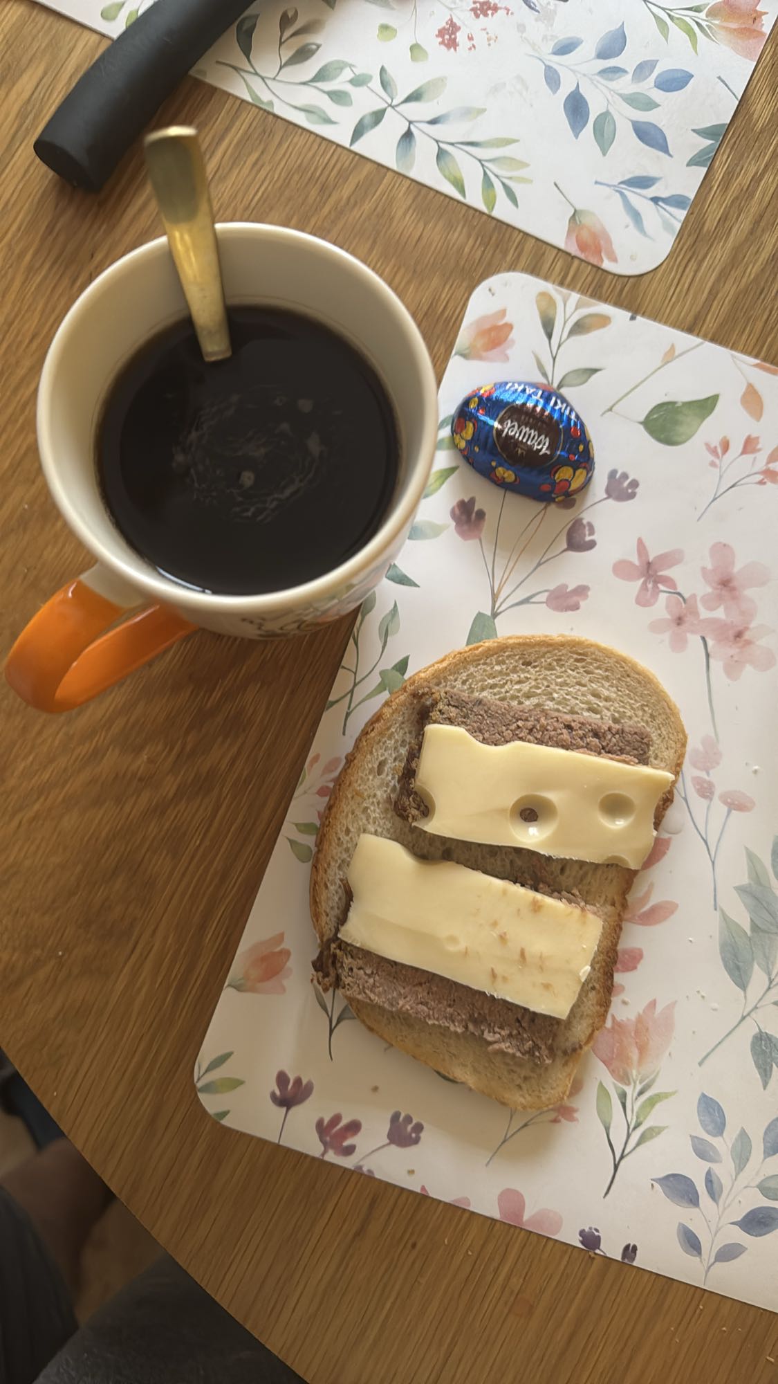 бутерброд с паштетом и сыром, кофе
