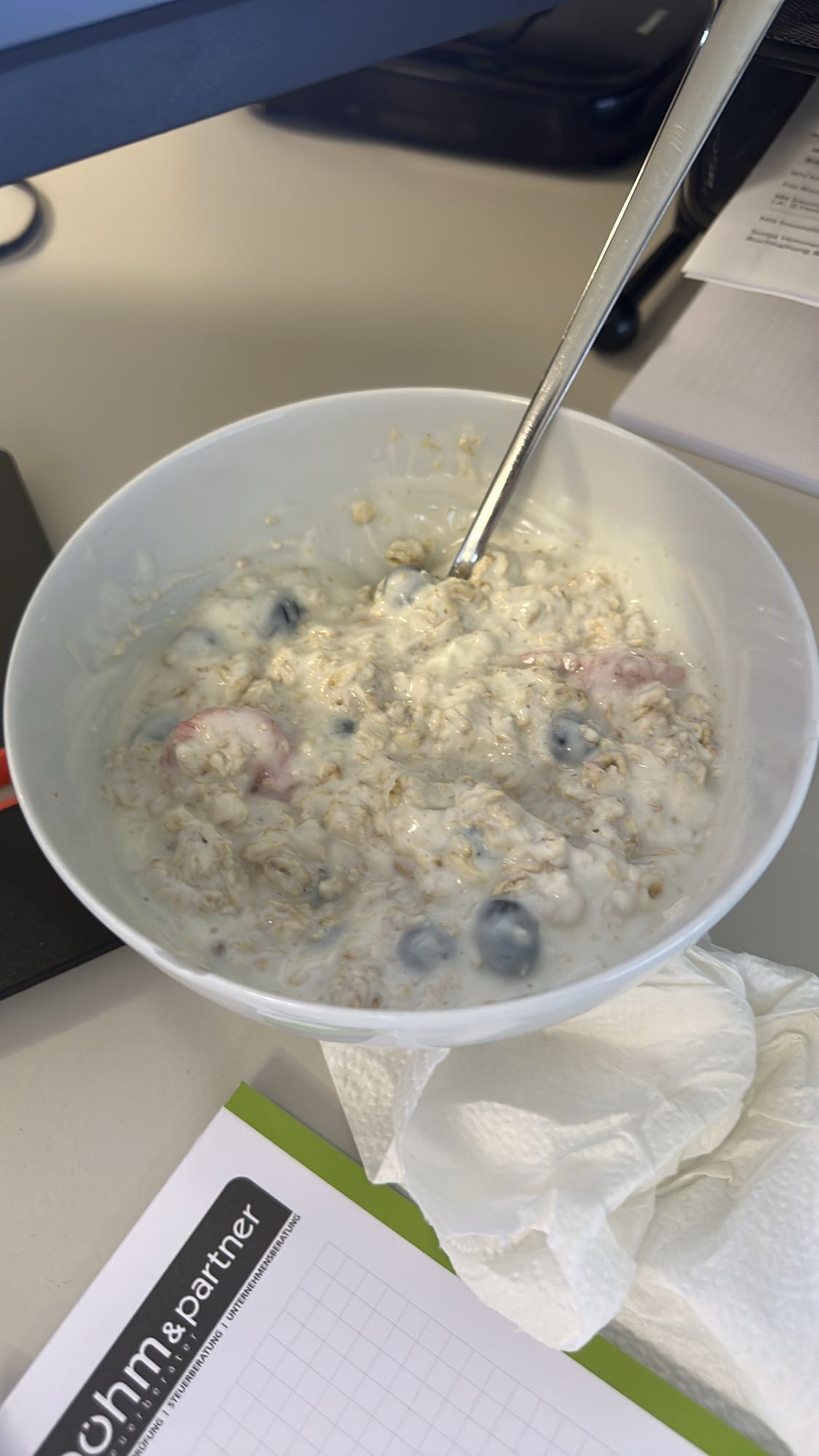 Haferflocken mit Joghurt und Beeren