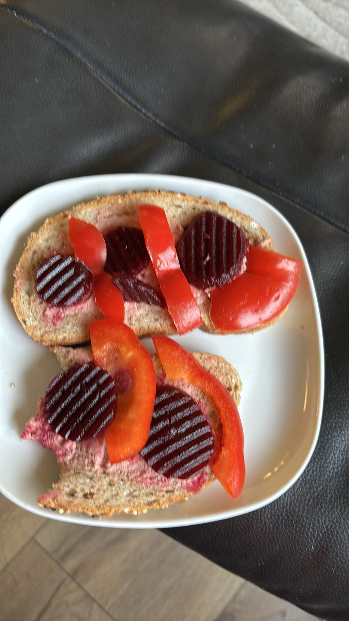 Rugbrød med leverpostei, rødbeter og paprika