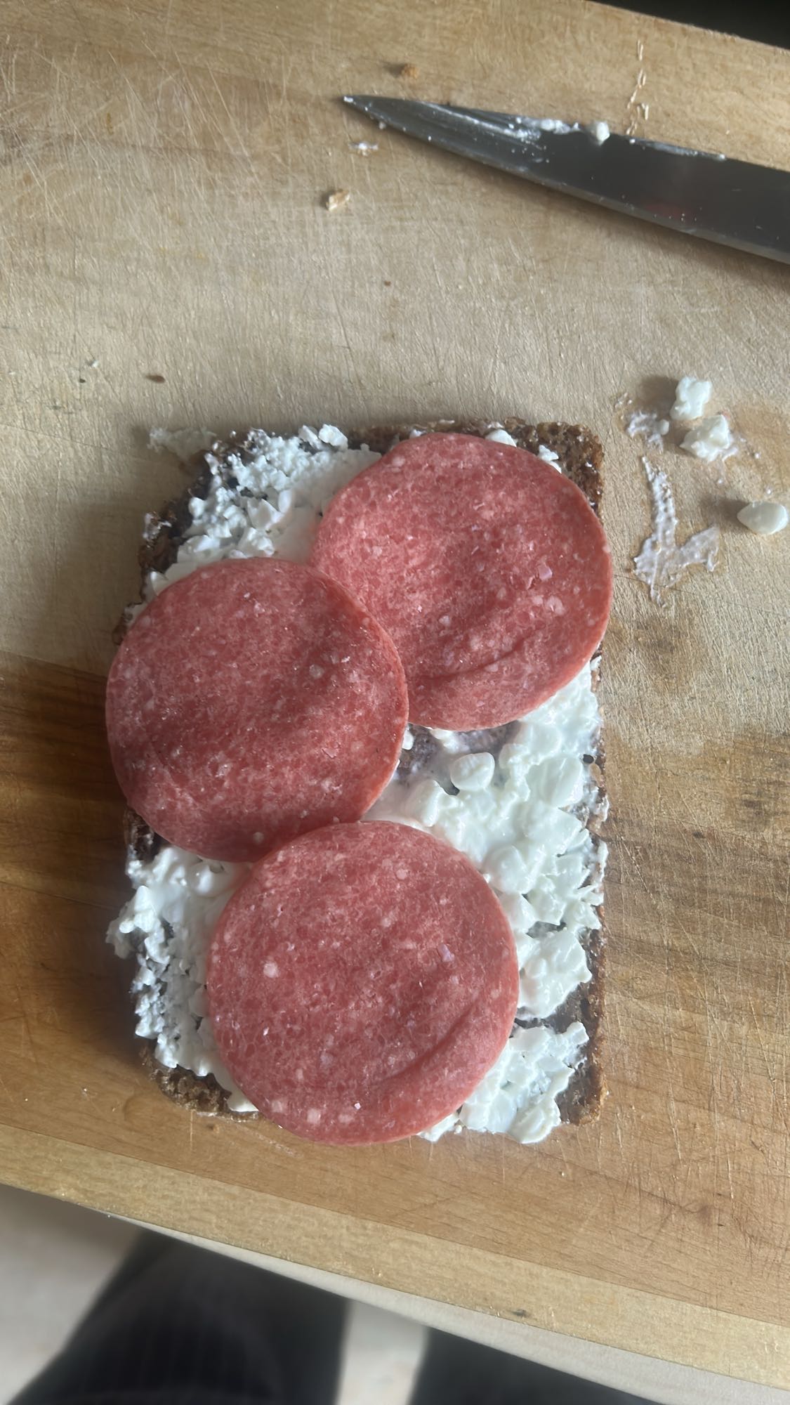 Knäckebröd med salami