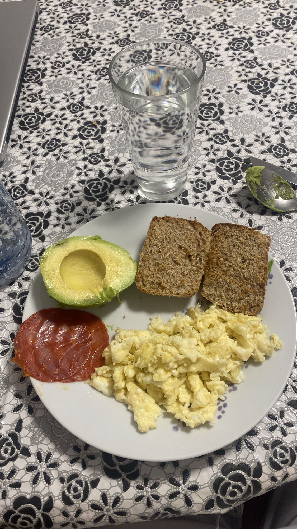 Desayuno con huevo y pan