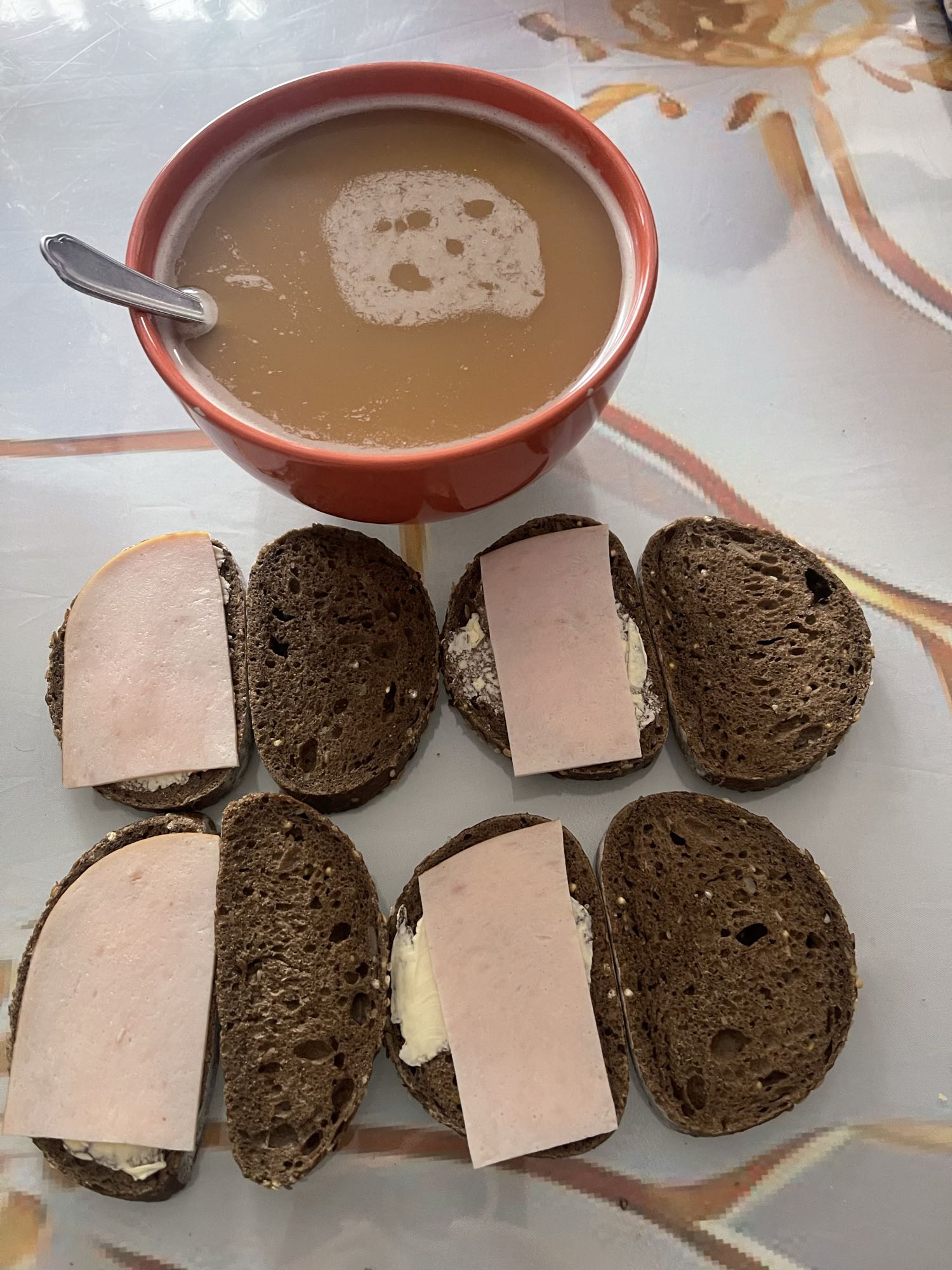 Tartines au jambon et café