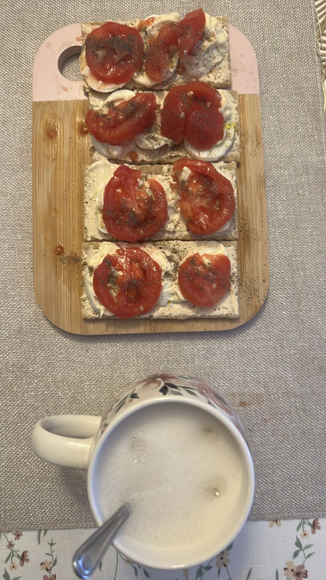 Kanapki z pomidorem i kawa