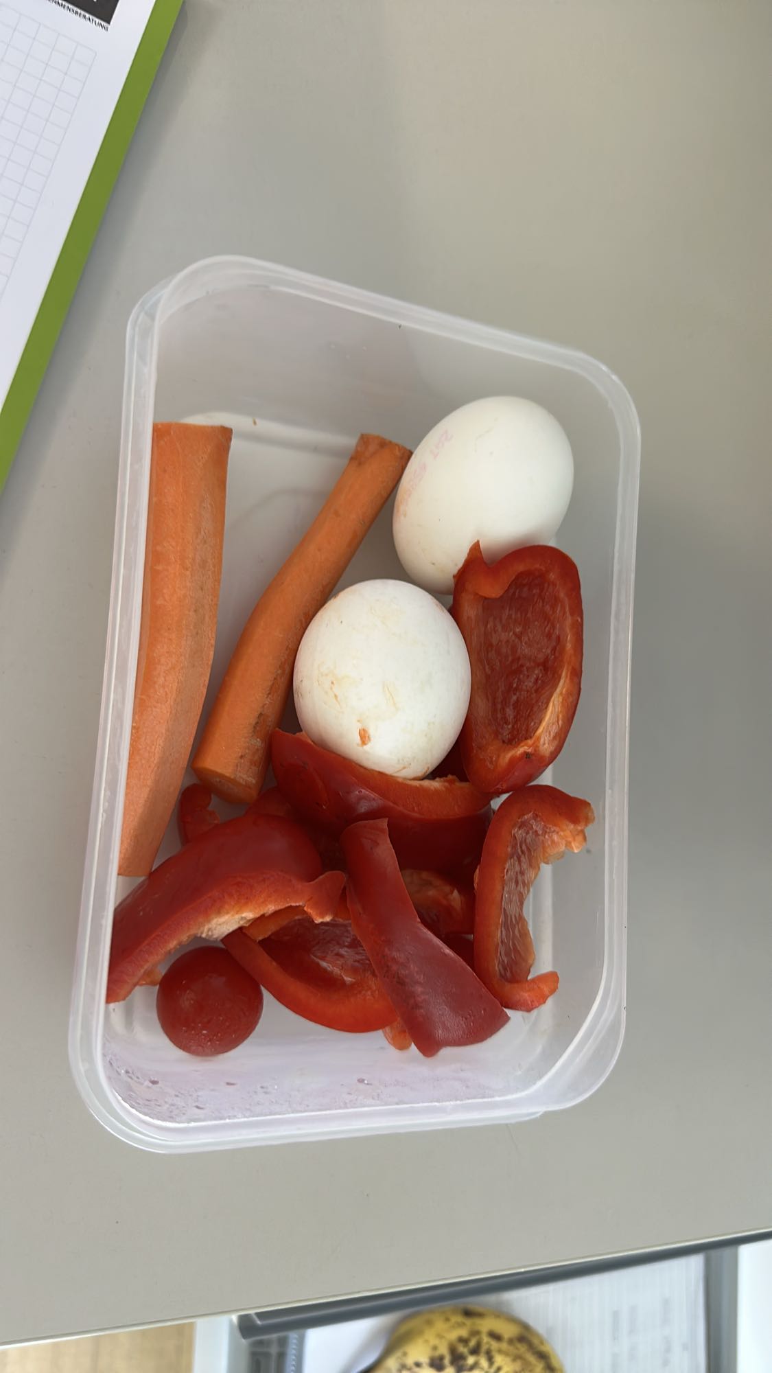 Gekookte eieren met groenten