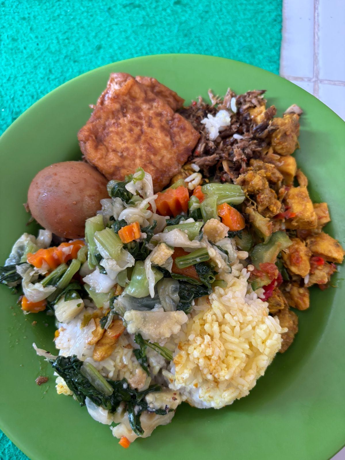 Nasi campur sayur dan lauk