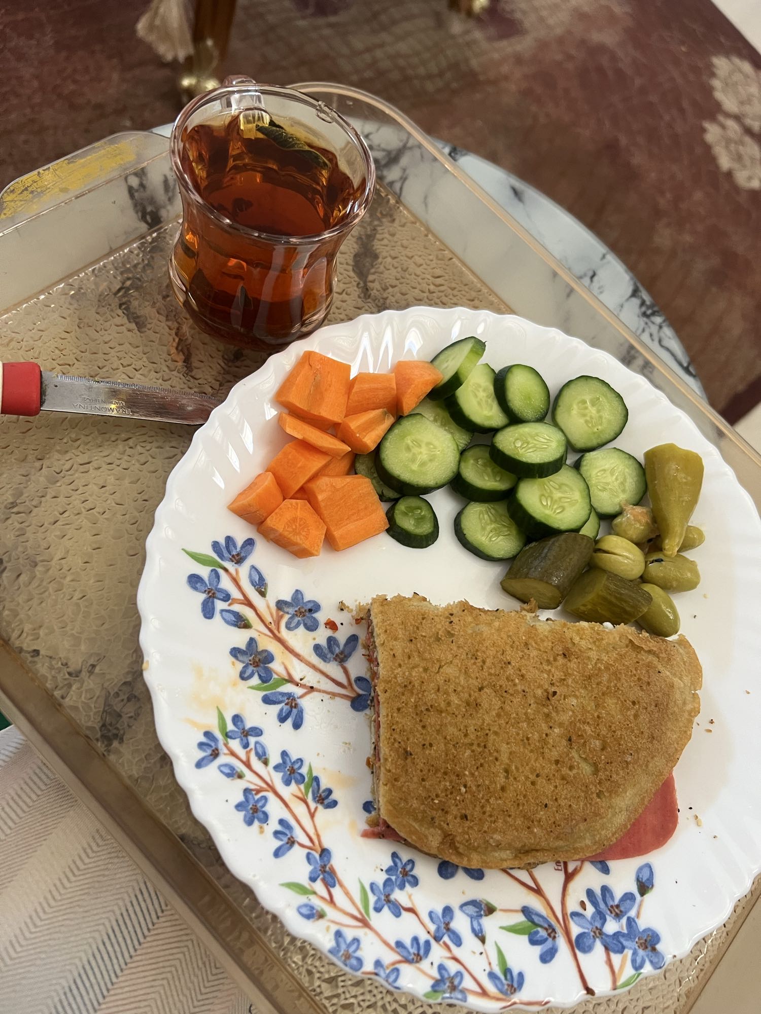 سندويش وخضار مع شاي