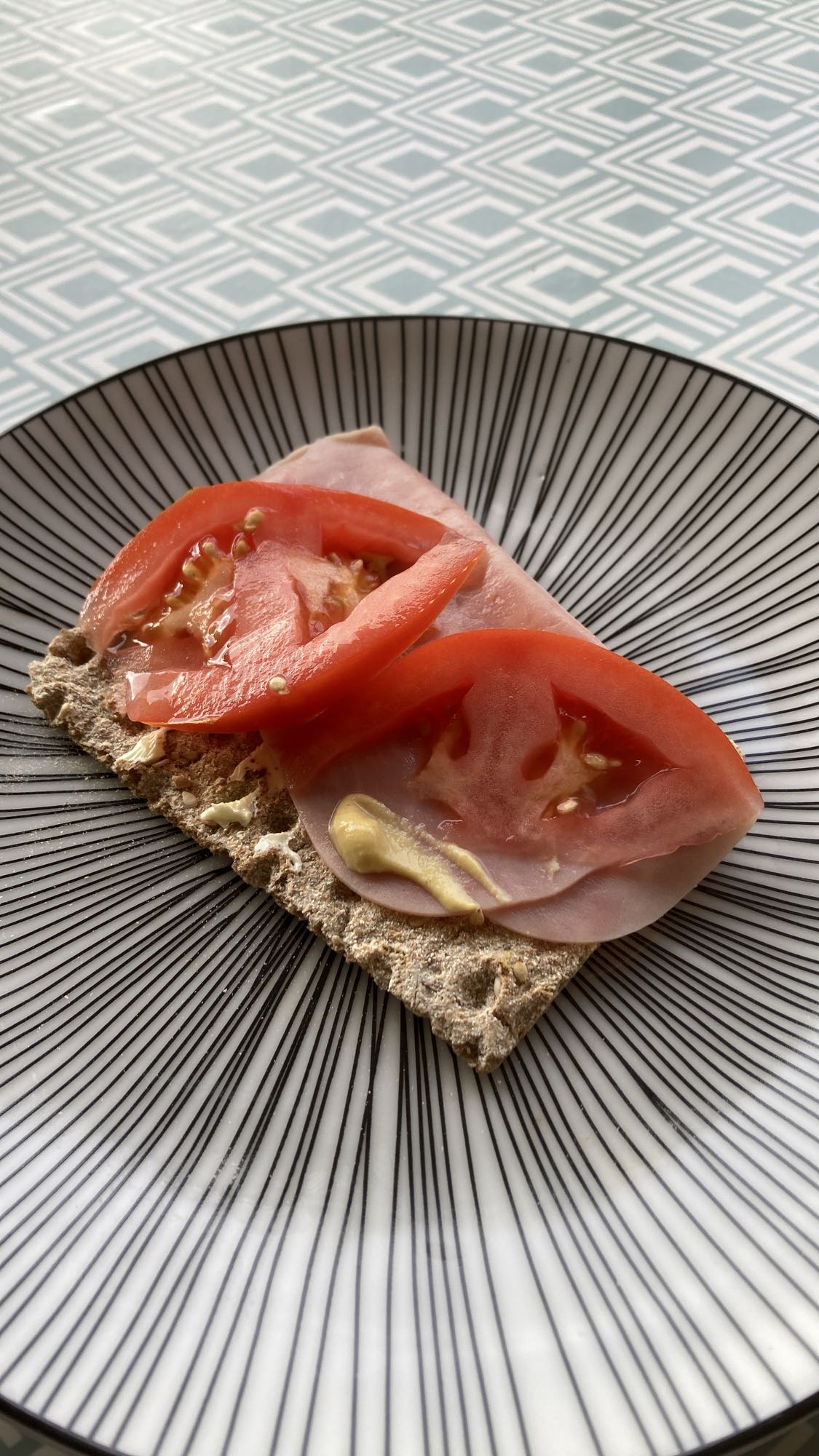 Knäckebröd med skinka och tomat