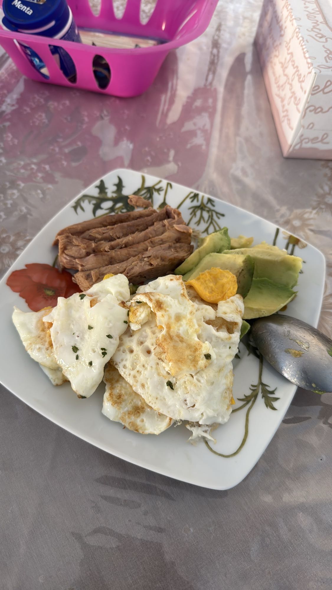 Huevos, carne y aguacate