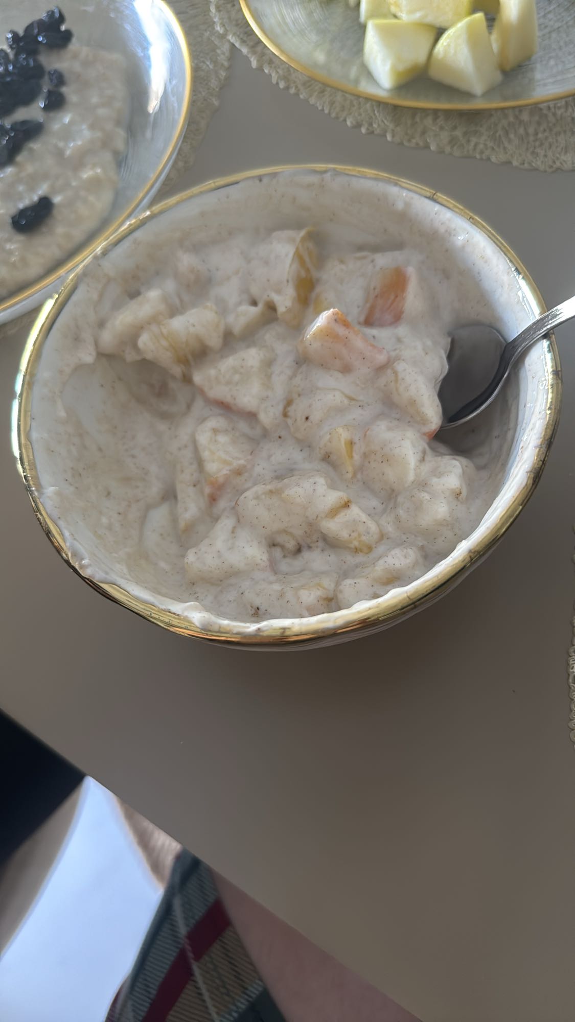 греческий йогурт с яблоком и чайной ложкой меда