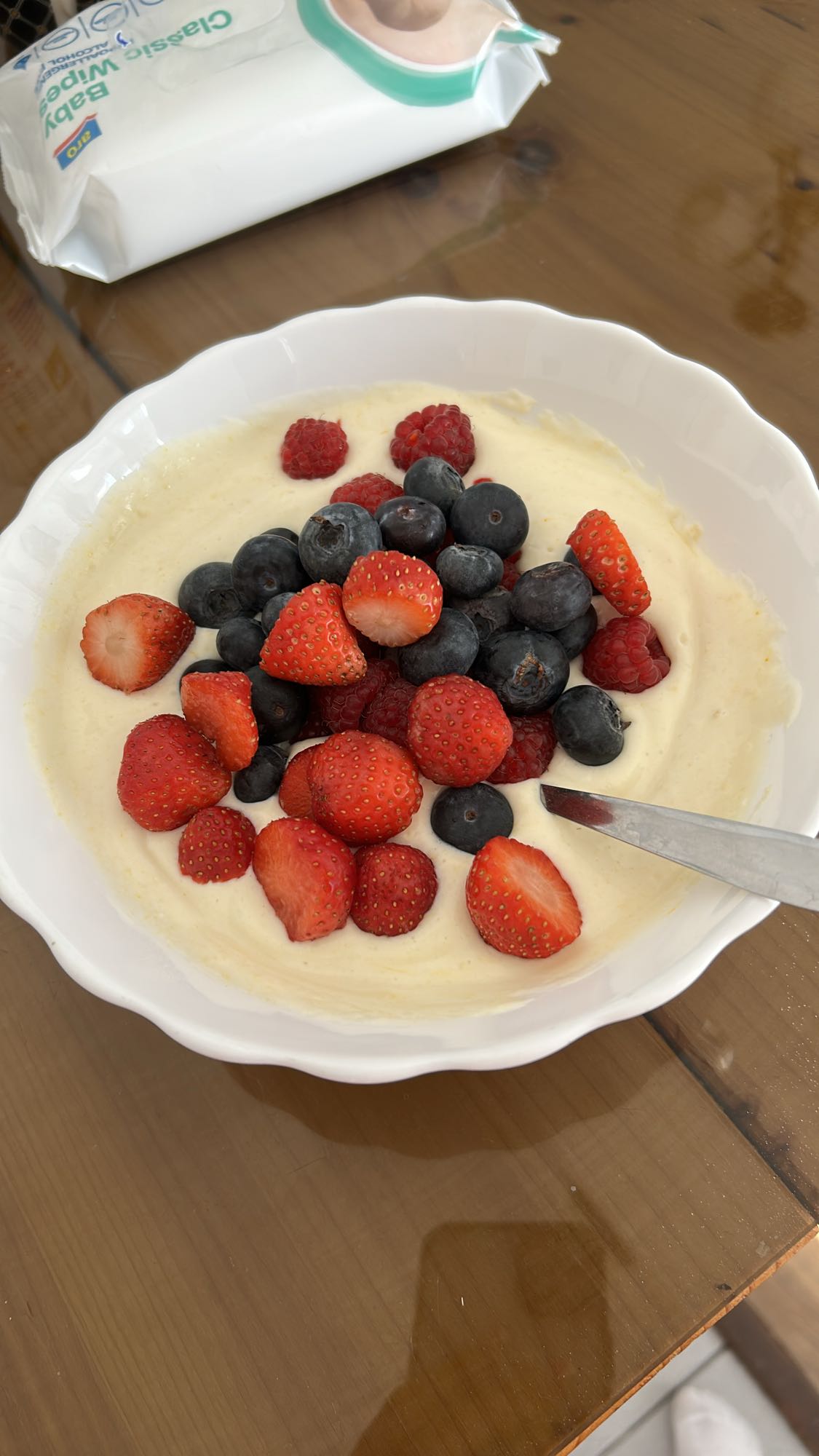 Iaurt grecesc cu proteine și fructe de pădure