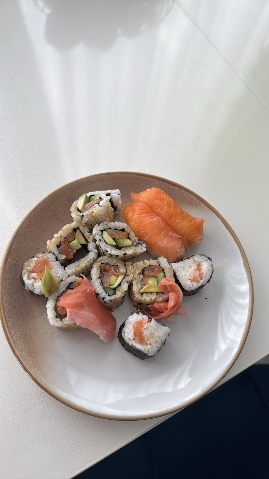 Sushi cu somon și avocado