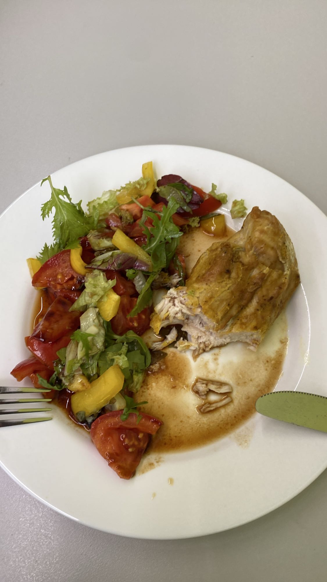 Курица с овощным салатом