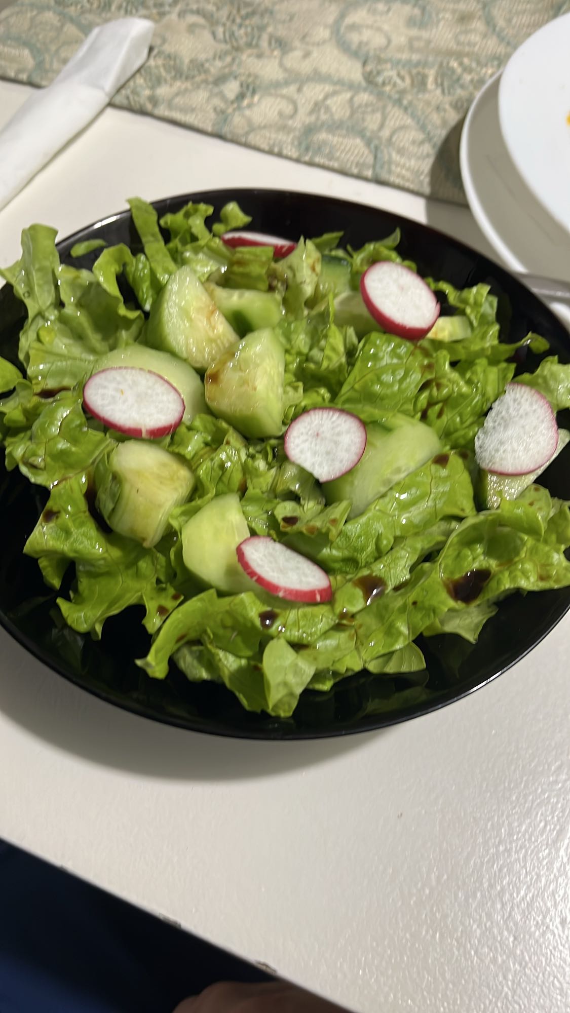 Зелена салата с краставици