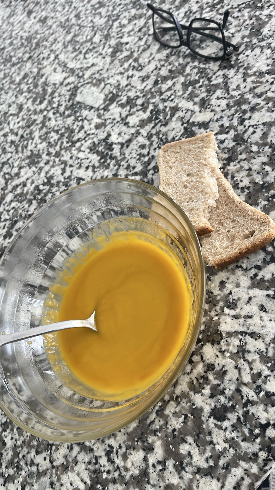 Soupe de carottes et pain