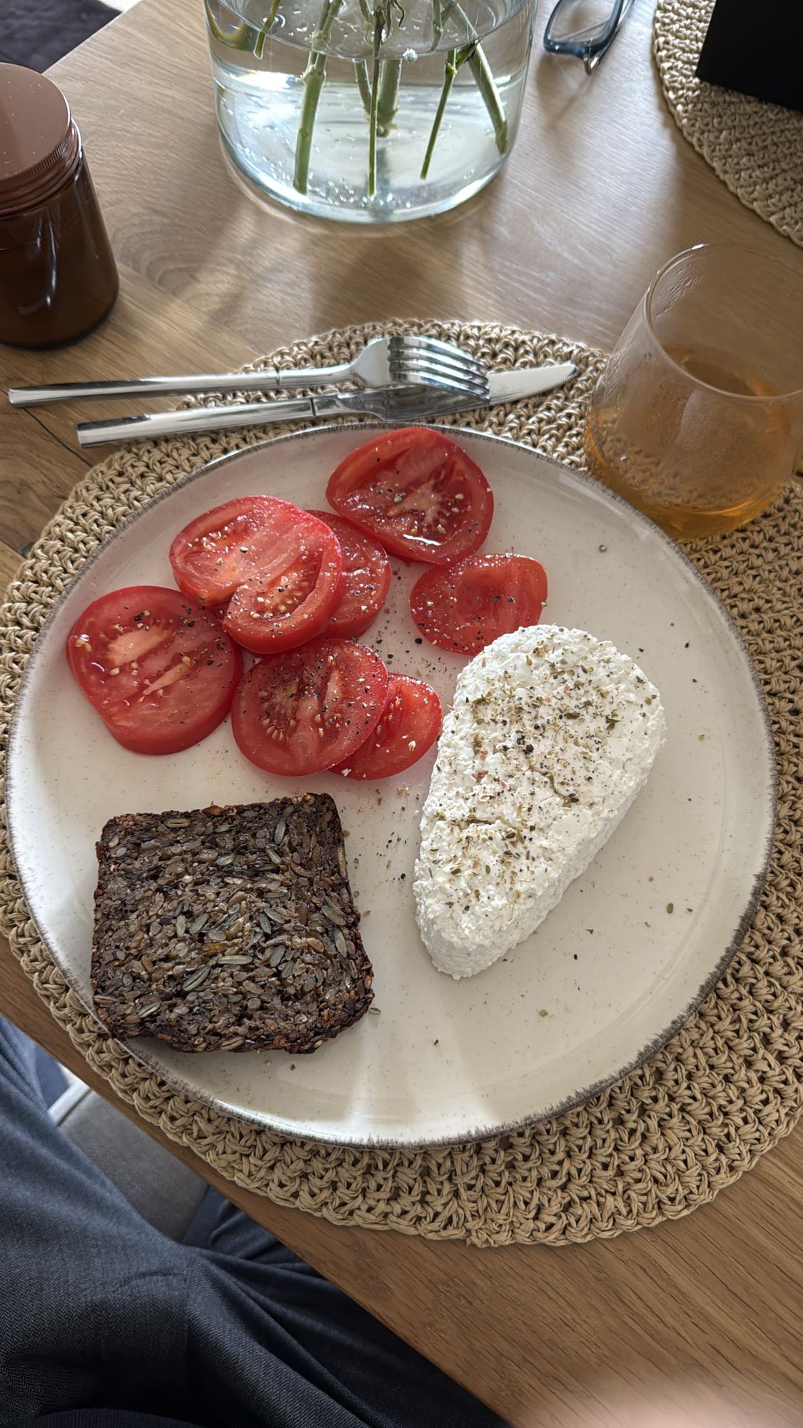 Twaróg, pomidor, chleb z ziarnami