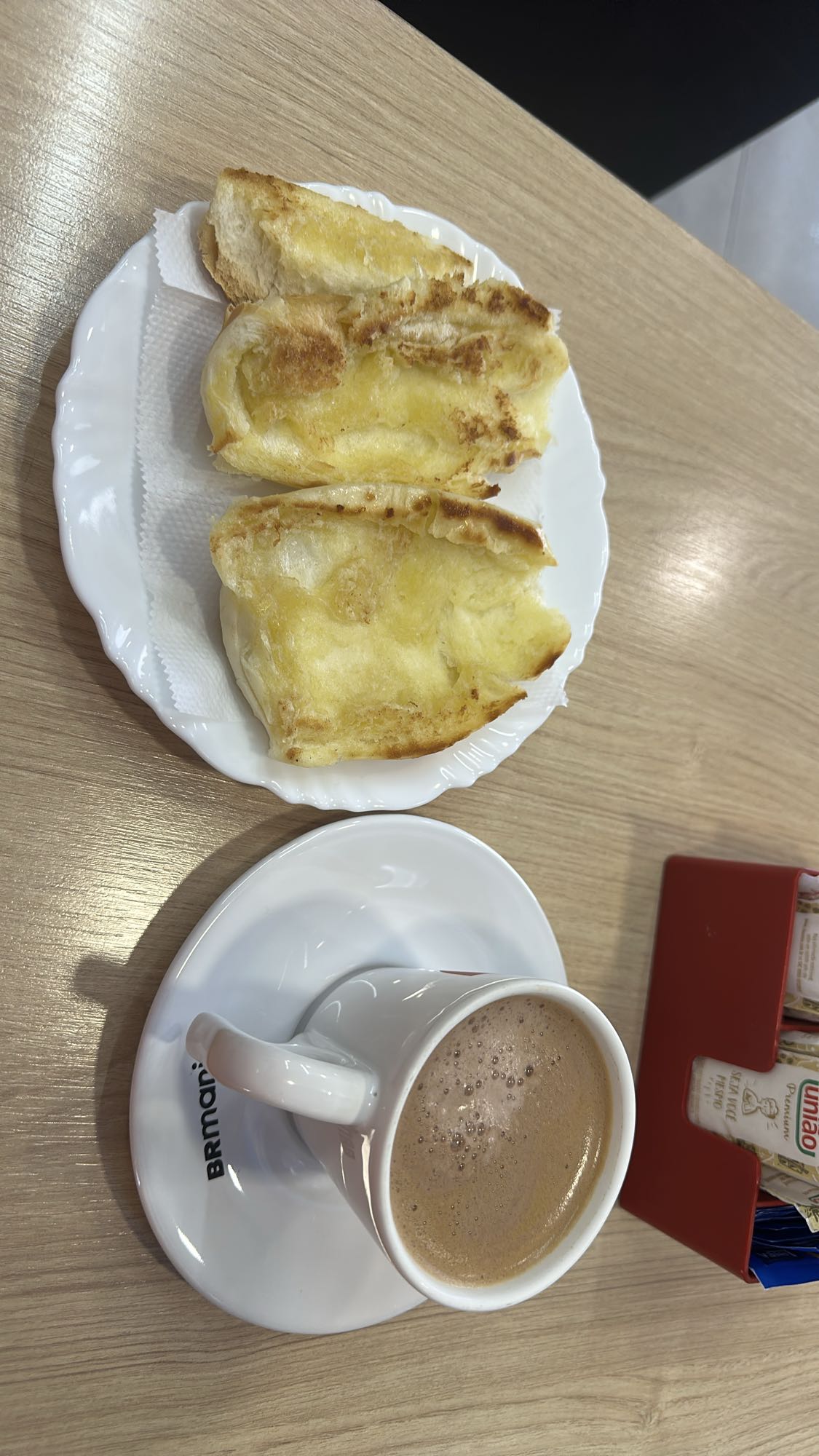 Pão na chapa e café