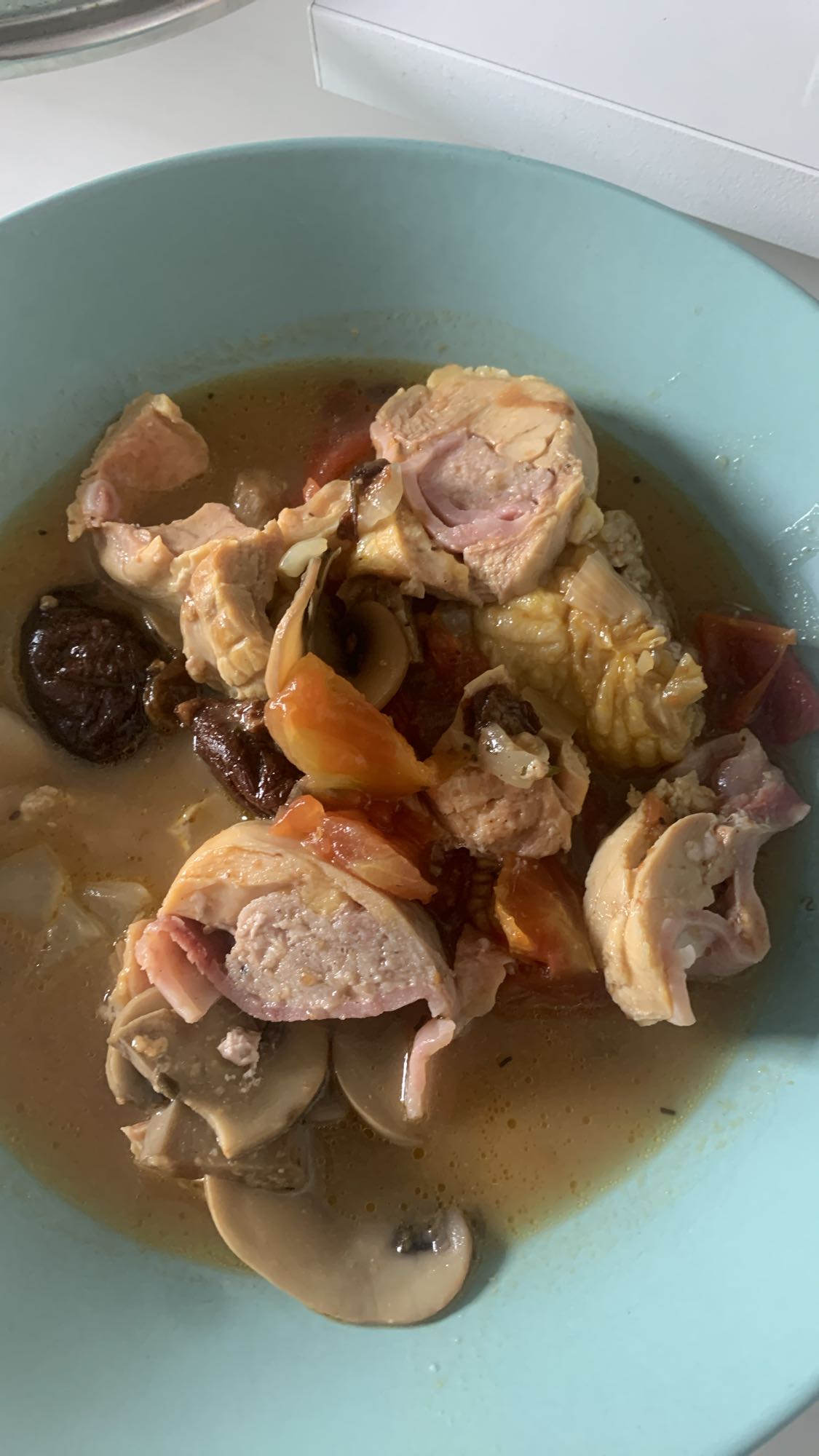 Pollo relleno guisado